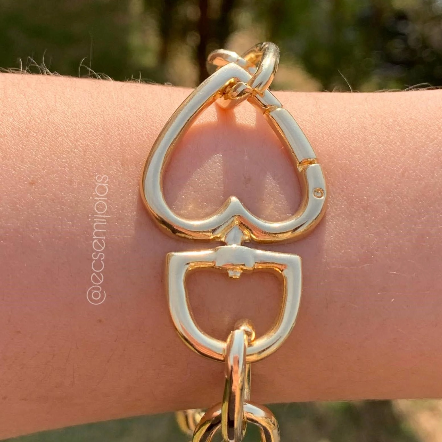 Pulseira elo oval grosso e acessório de coração