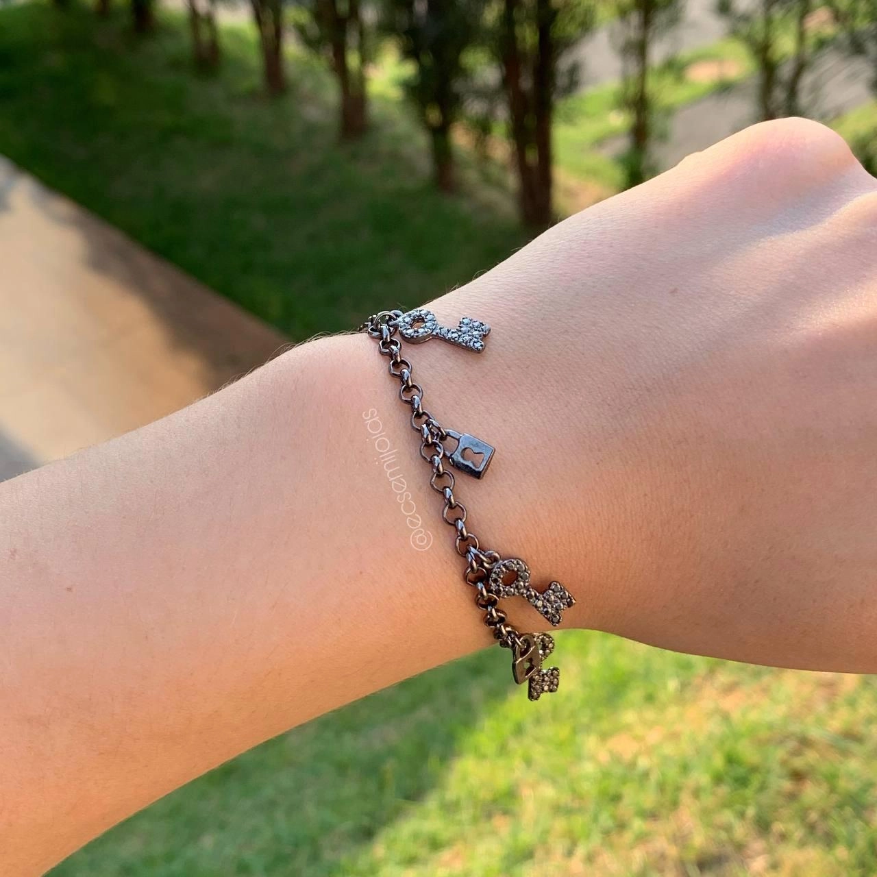 Pulseira elo português com chave e cadeado pendurado