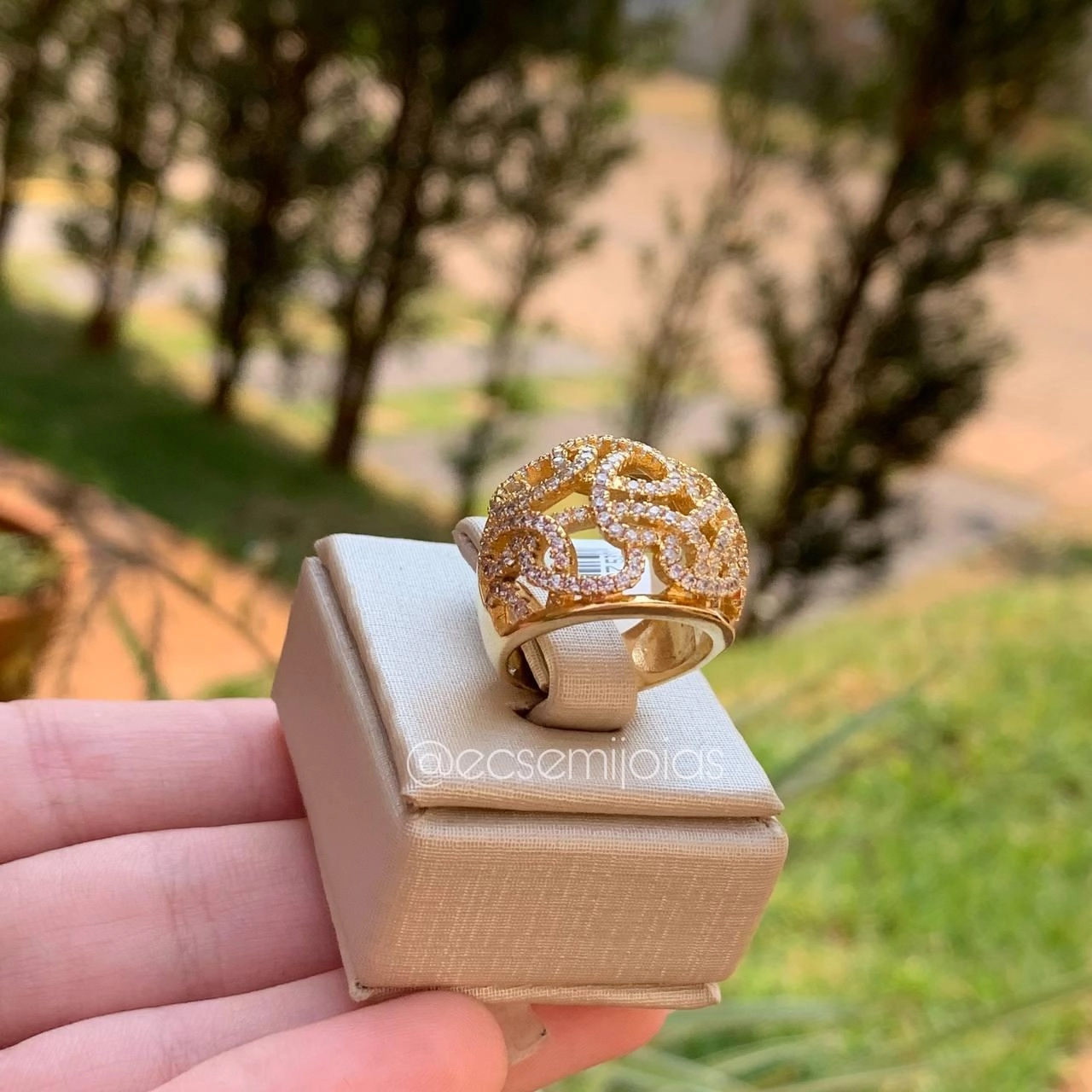 Anel entrelaçado cravejado banhado a ouro 18k