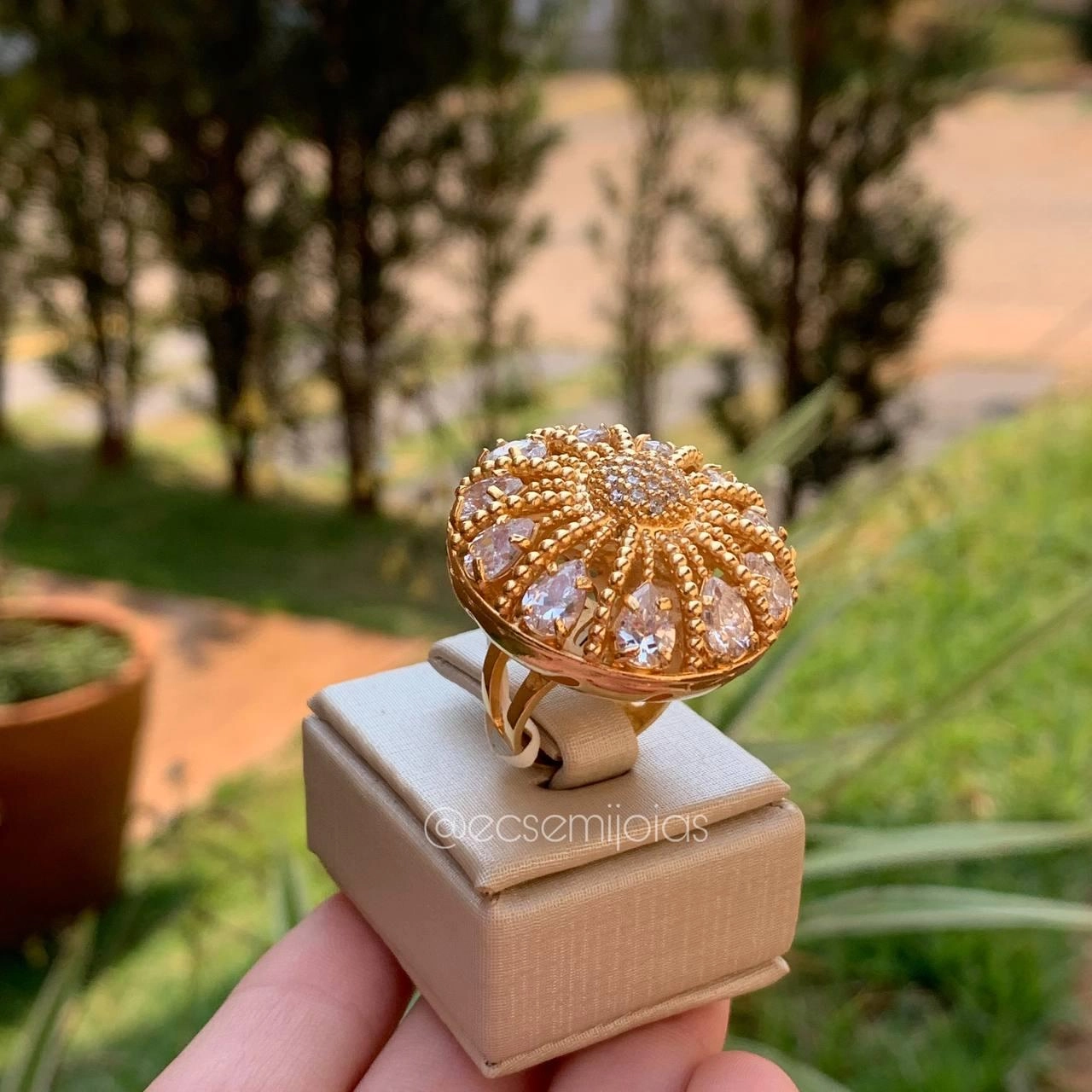 Anel redondo grande flor de fileiras bombardeadas com gotas em volta, miolo cravejado