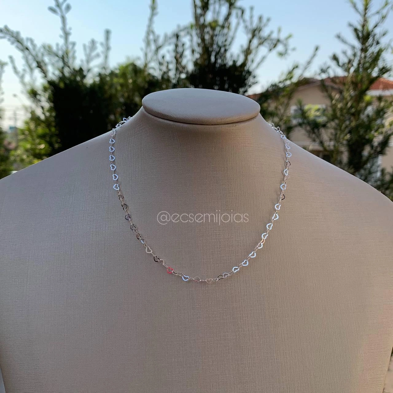 Colar coraçõezinhos vazados 40 cm