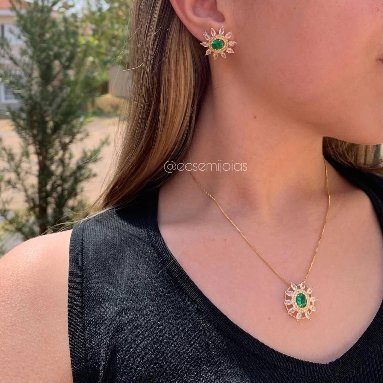 Conjunto brinco e colar flor oval c/ pedra central maior, pedras gotas nas pontas e cravejado colorido