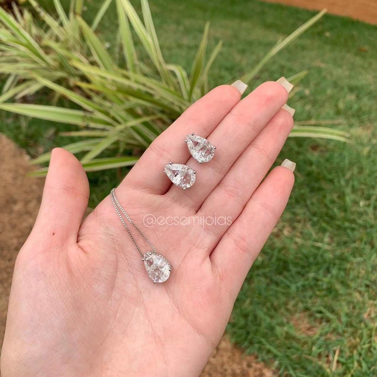Conjunto brinco e colar pedra fusion em gota médio cravejado em volta