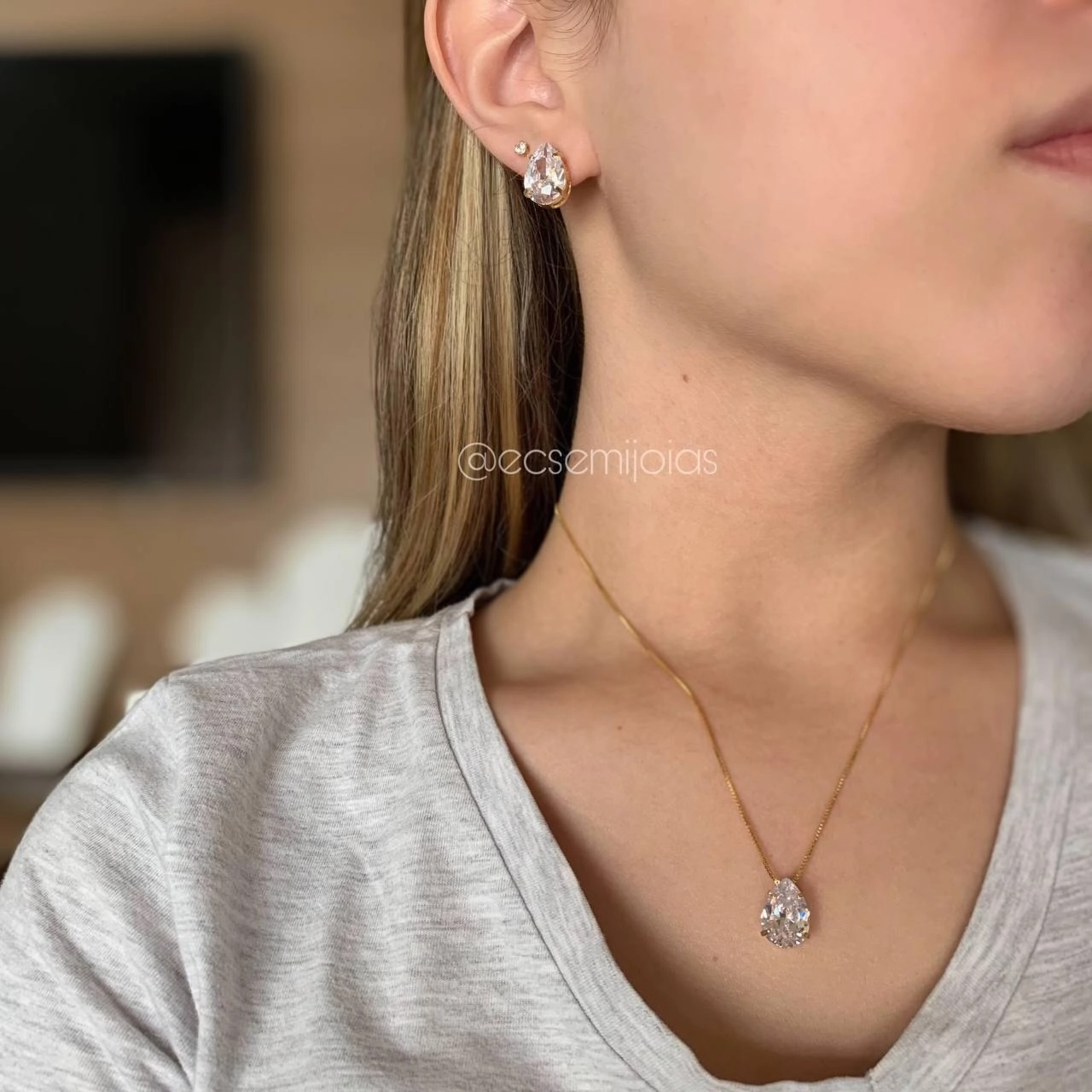 Conjunto de brinco e colar gota de cristal com galeria e 4 garras
