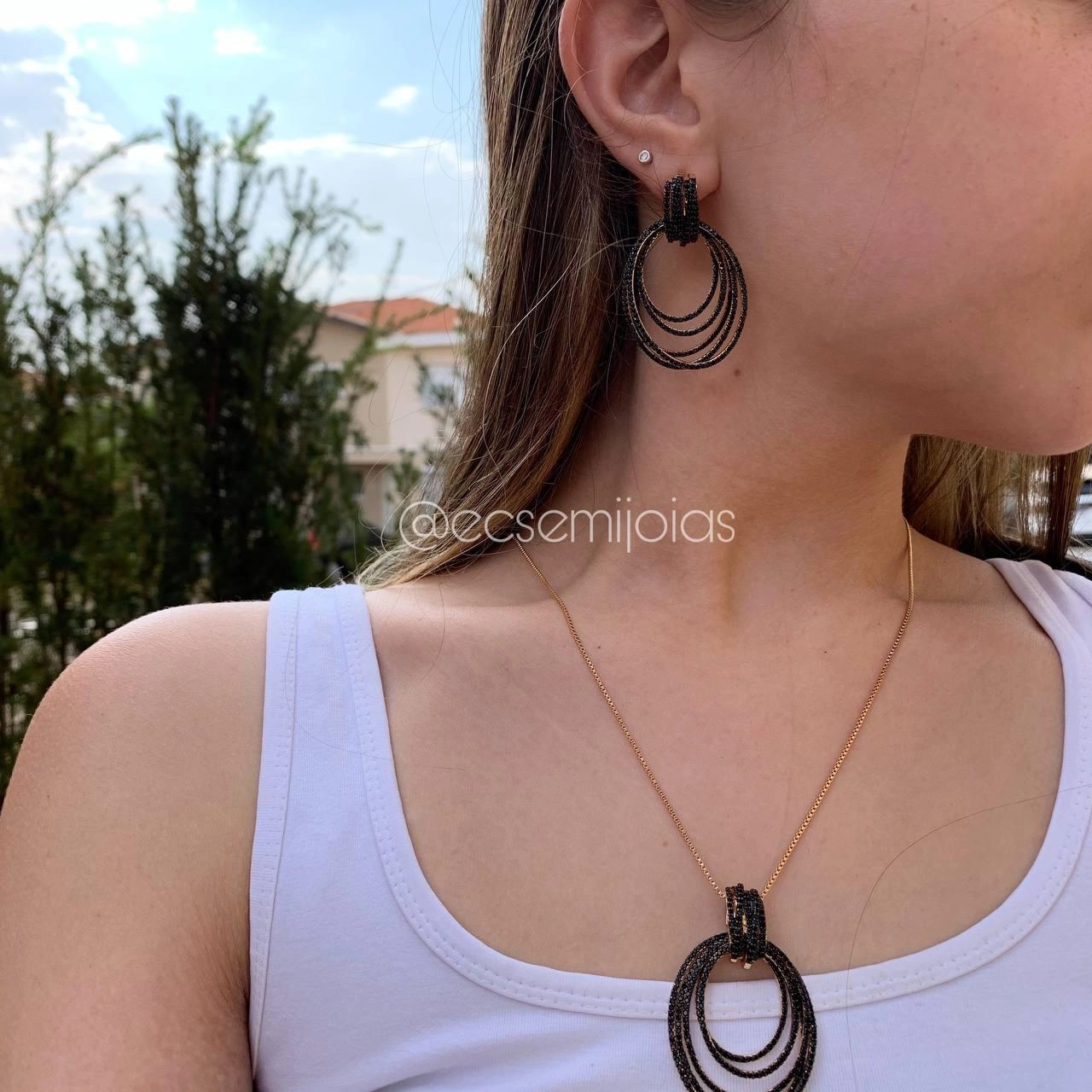 Conjunto de Brinco e colar varias argolas cravejadas- banhado a ouro 18k