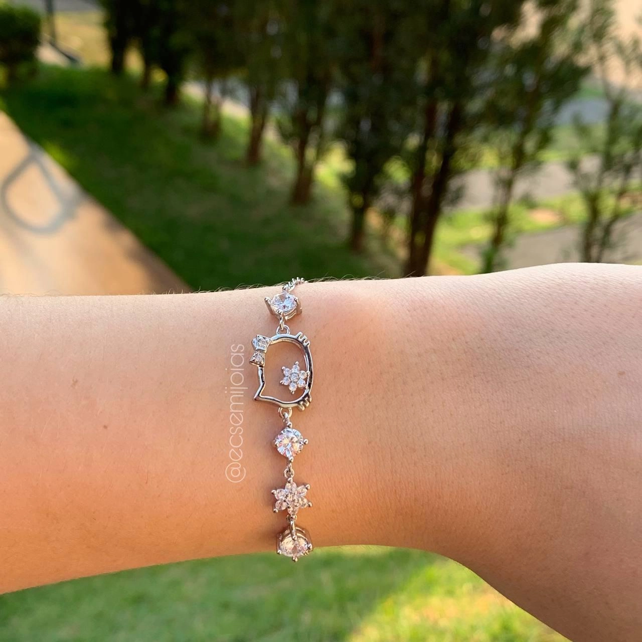 Pulseira da Hello Kitty cravejada vazada c/ zircônias