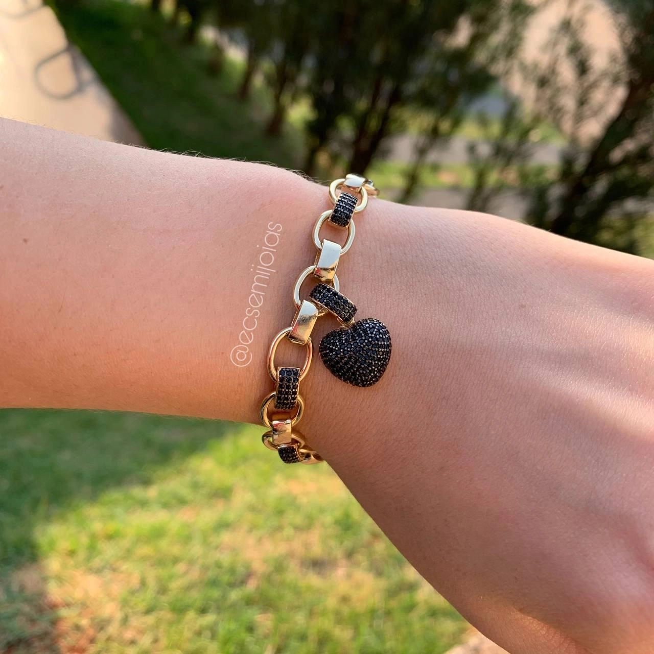 Pulseira de elos cravejados de um lado com 3 fileiras de zircônia e coração cravejado menor