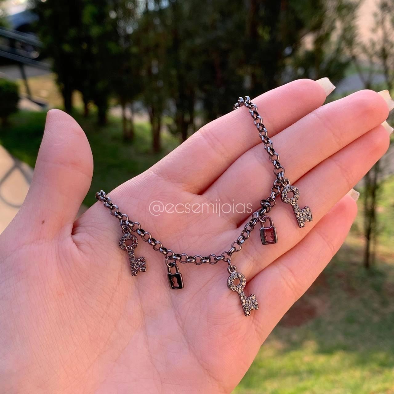 Pulseira elo português com chave e cadeado pendurado