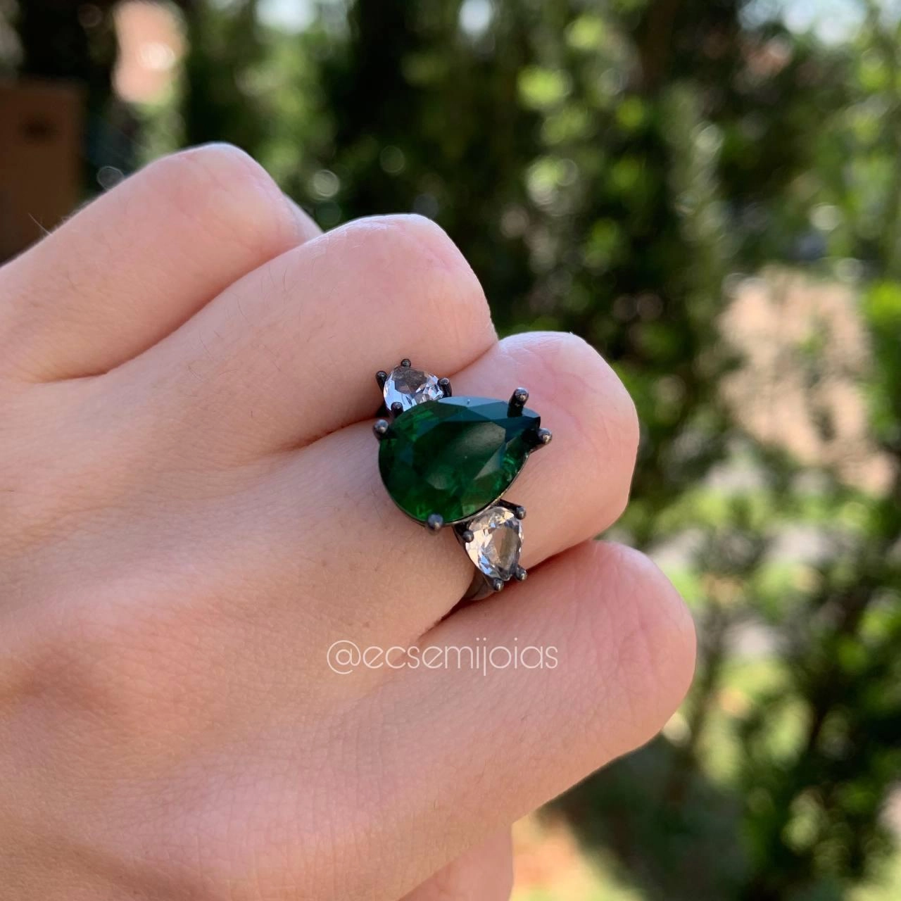 Anel com gota maior e duas pequenas na vertical pedras fusion várias cores