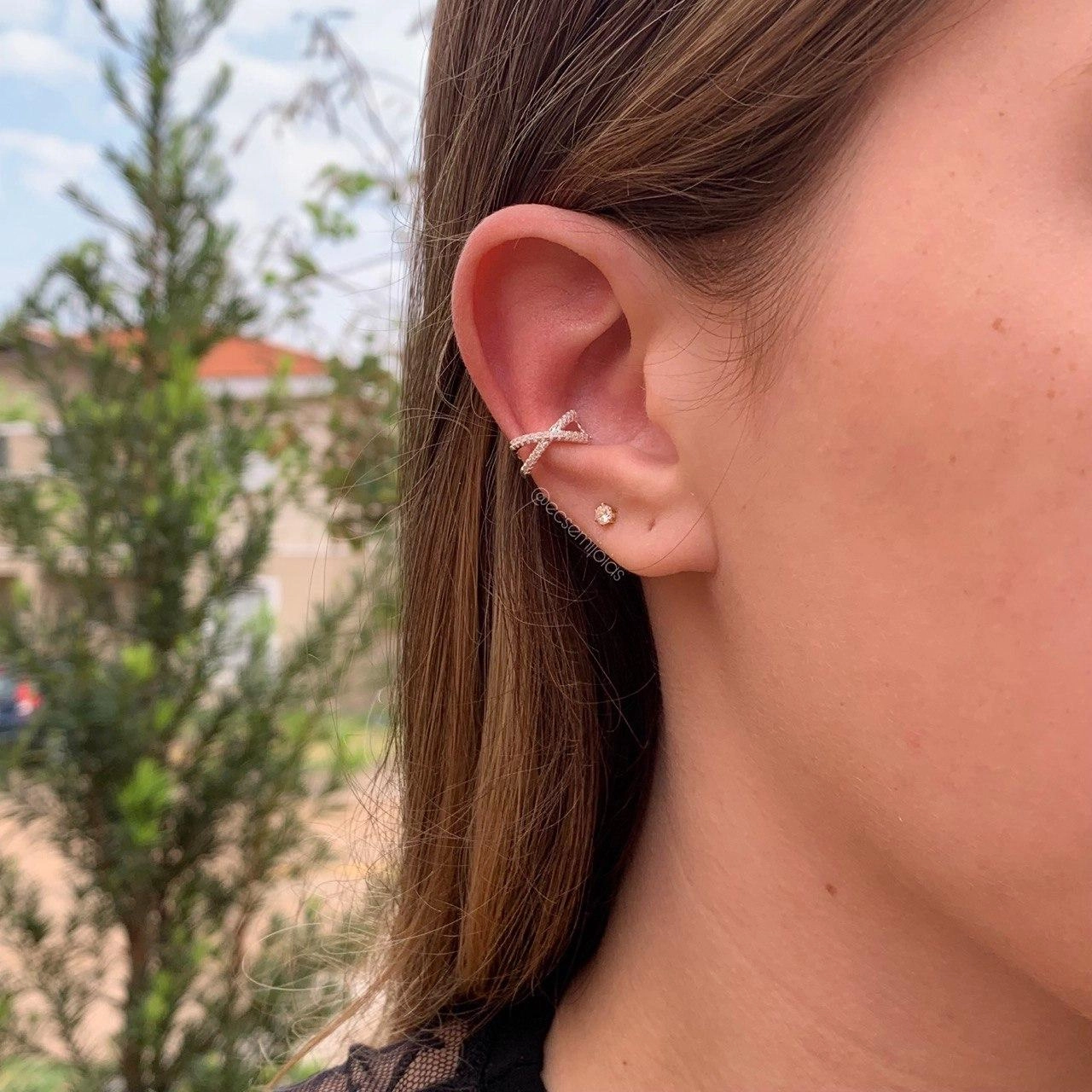 Brinco piercing fake em X cravejado