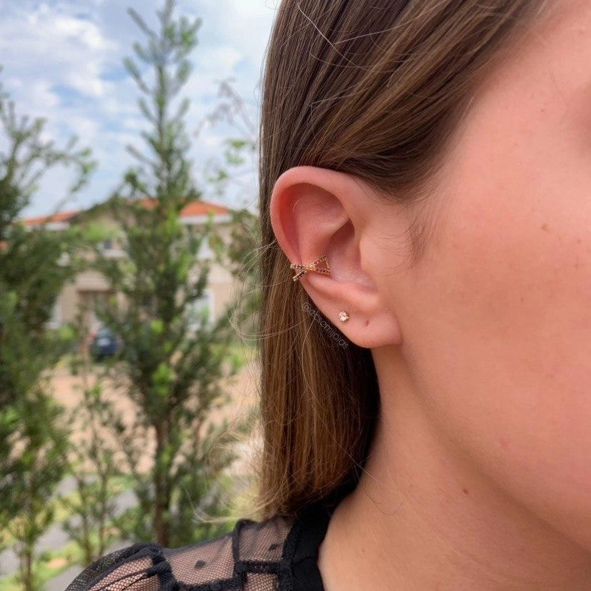 Brinco piercing fake em X cravejado