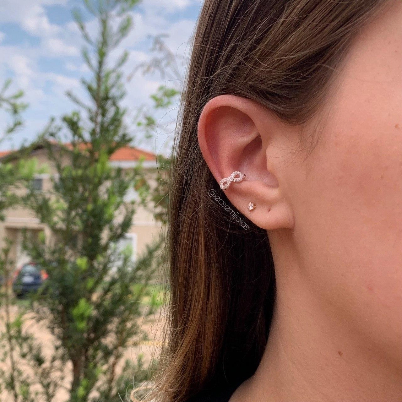 Brinco piercing infinito cravejado