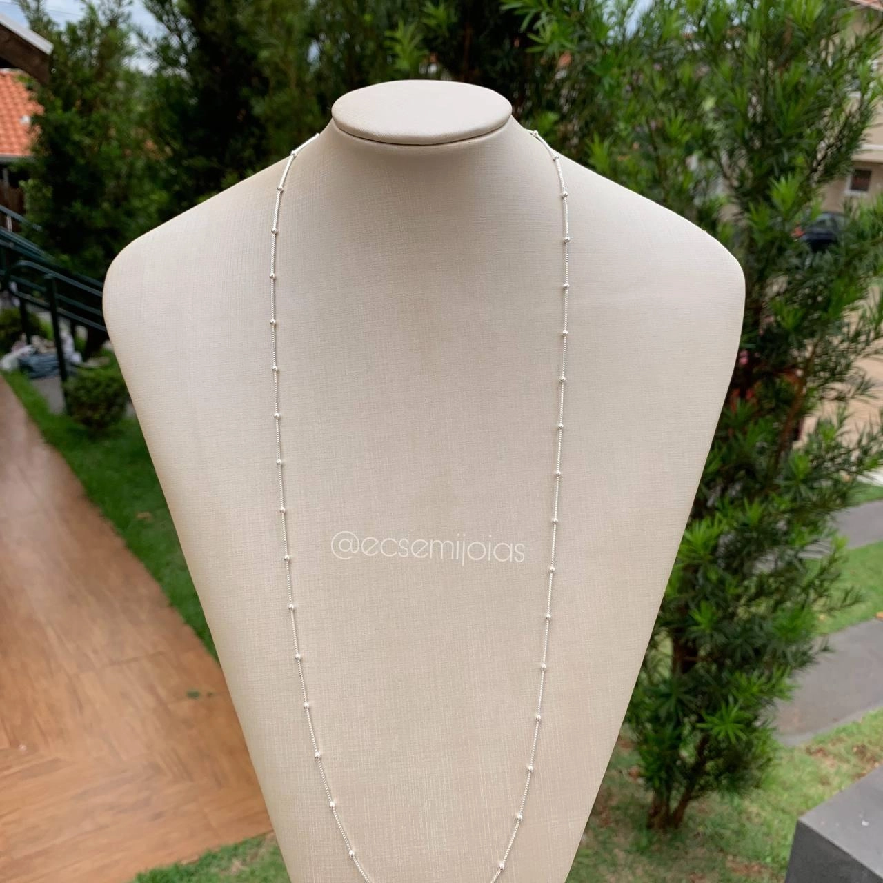 Colar bolinhas 2.5 mm com 2 cm de espaço entre elas 80cm