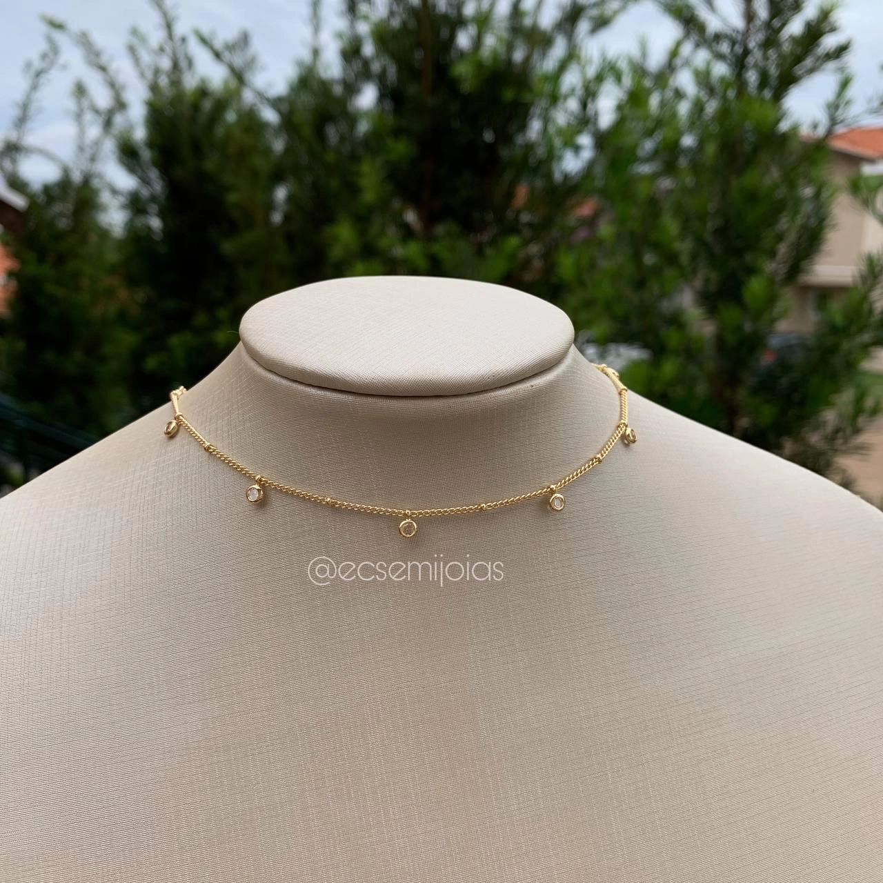 Colar choker pedrinhas e bolinhas