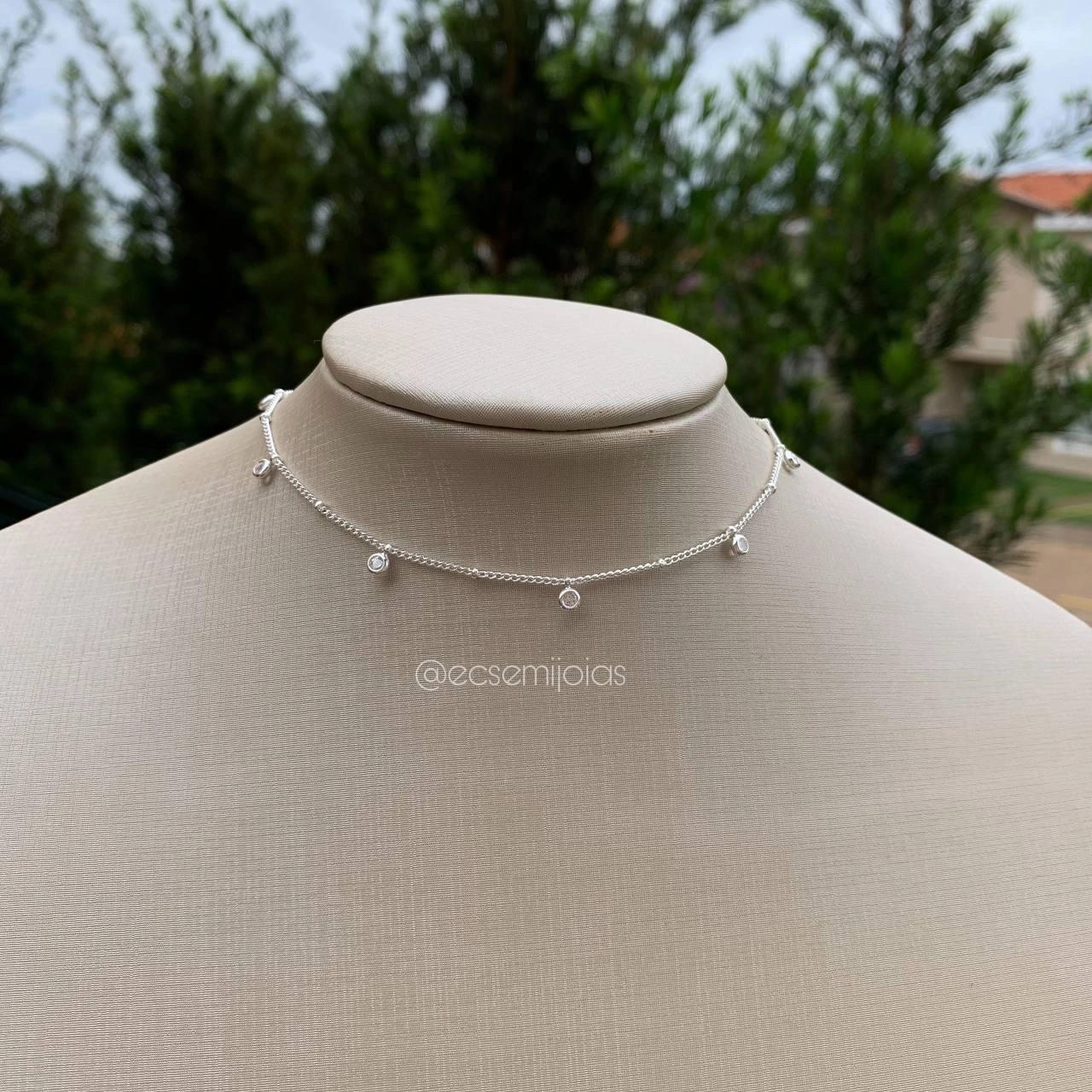 Colar choker pedrinhas e bolinhas