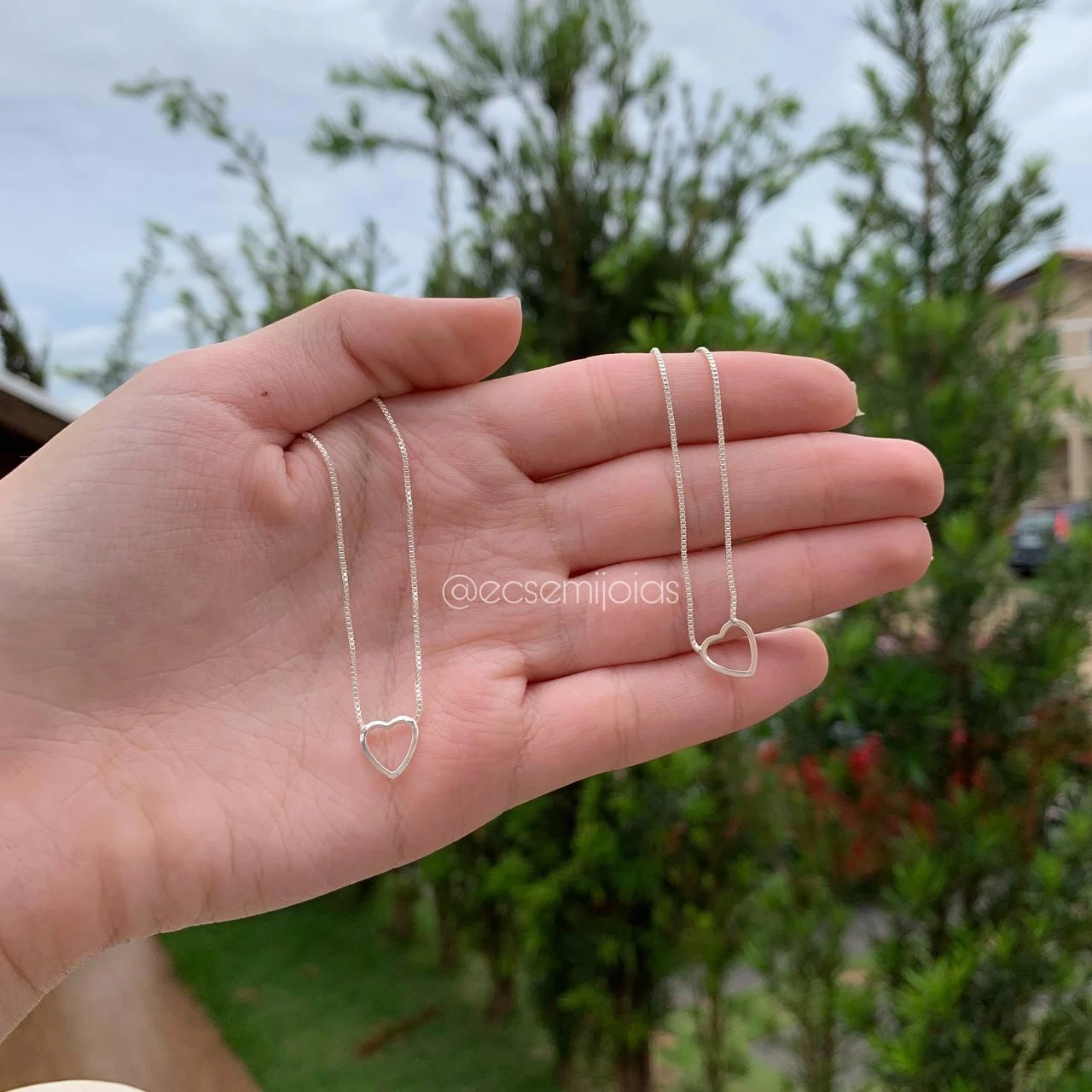 Colar escapulário com corações vazados