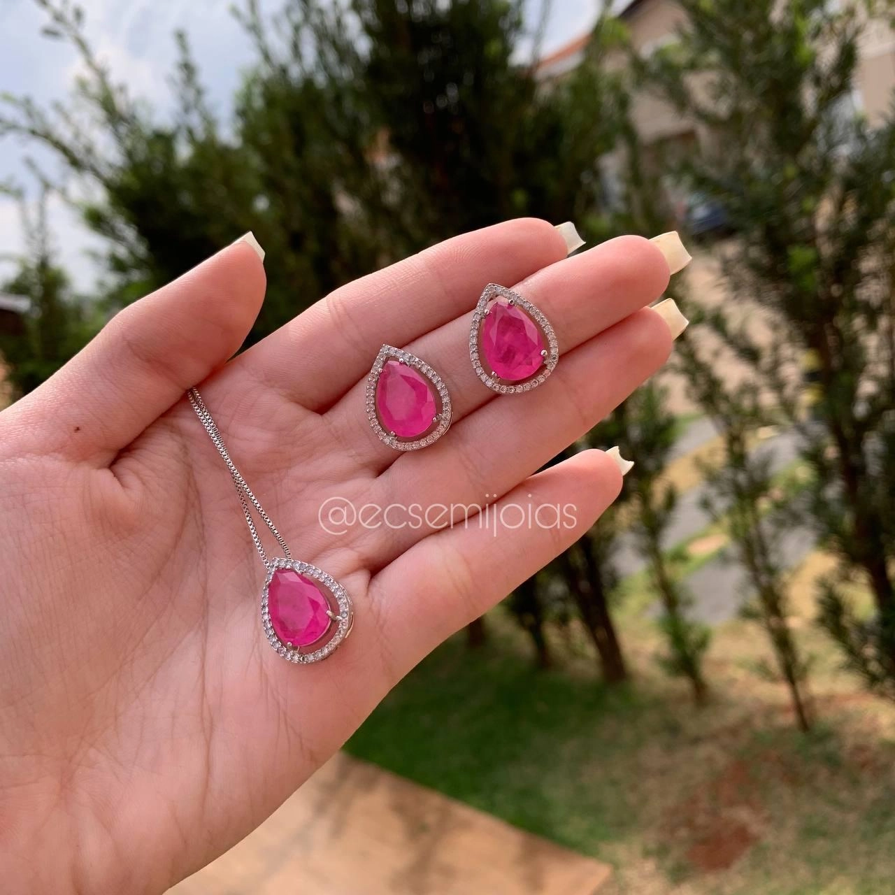 Conjunto Brinco e Colar gota c/ pedra maior centro cravejado em volta