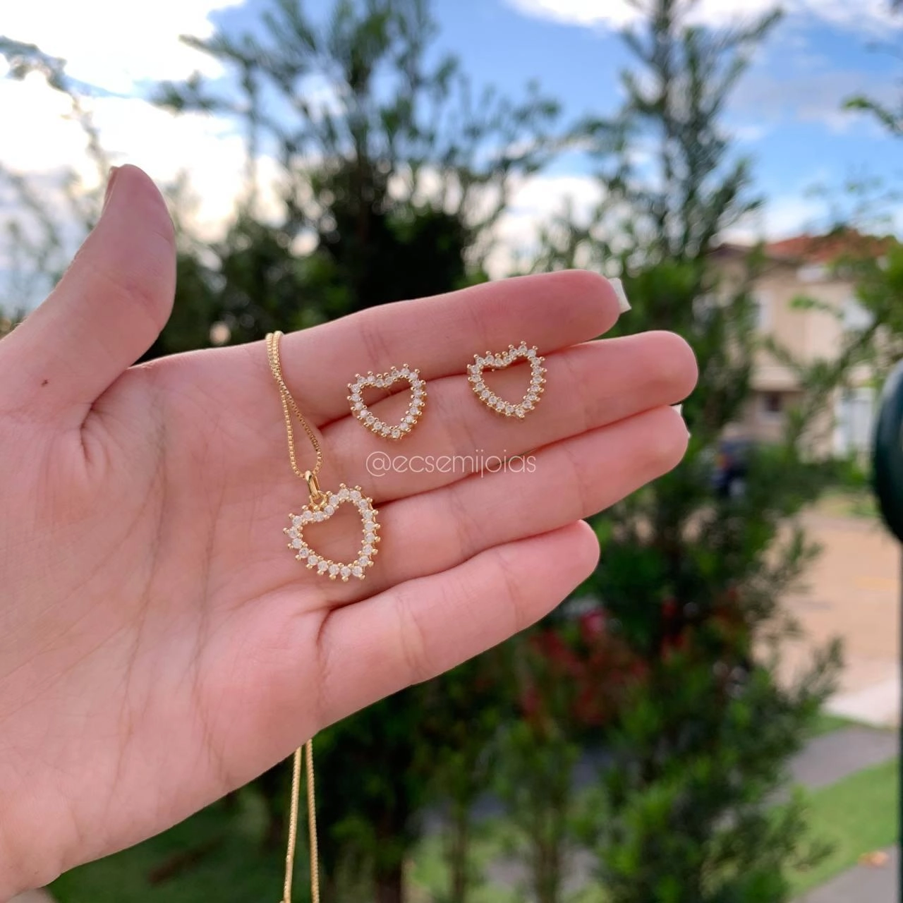 Conjunto de brinco e colar coração cravejado vazado