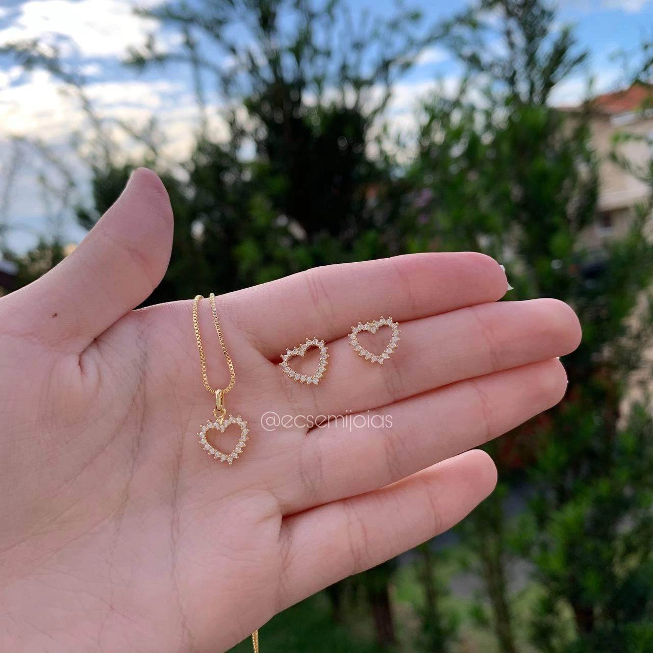 Conjunto de brinco e colar coração cravejado vazado