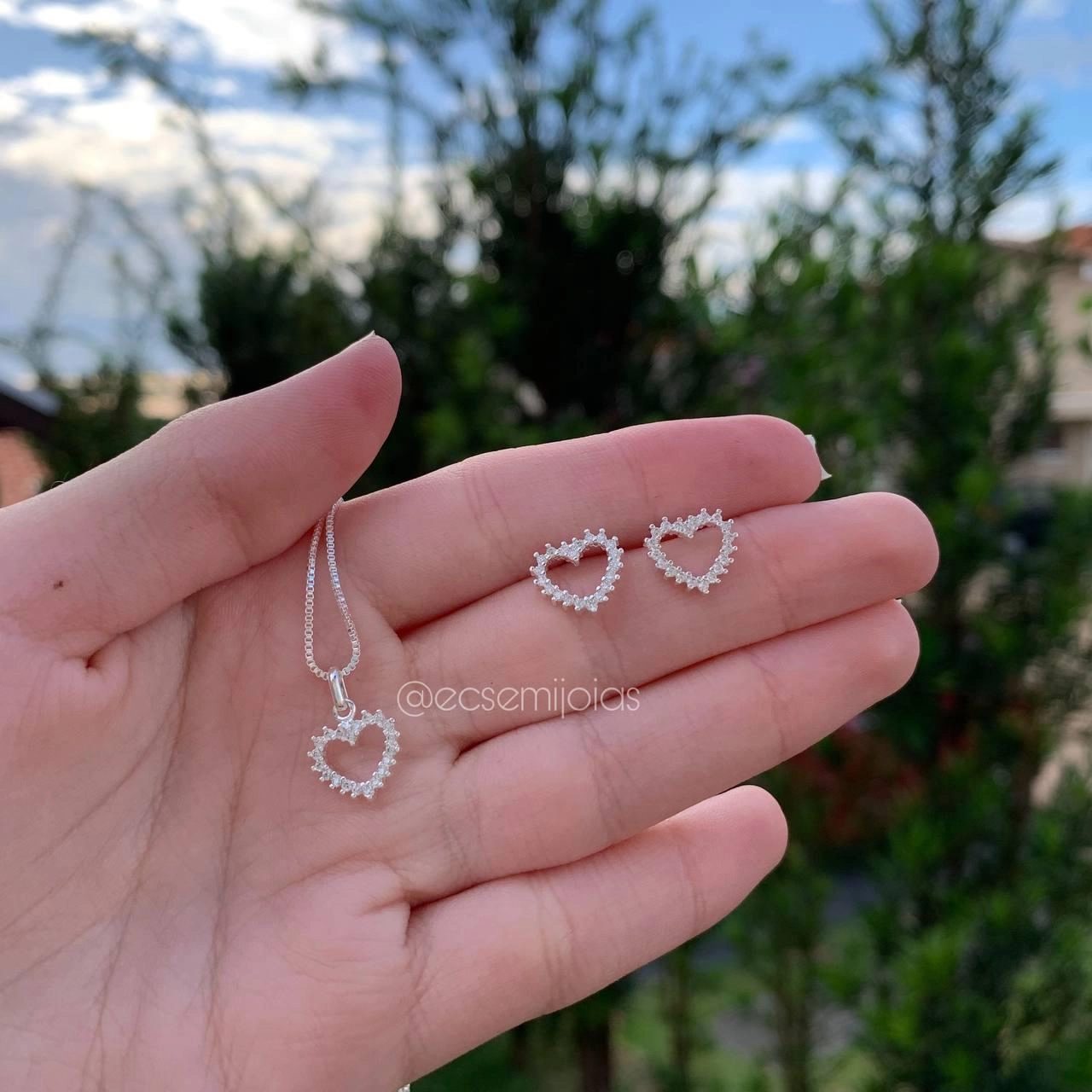 Conjunto de brinco e colar coração cravejado vazado