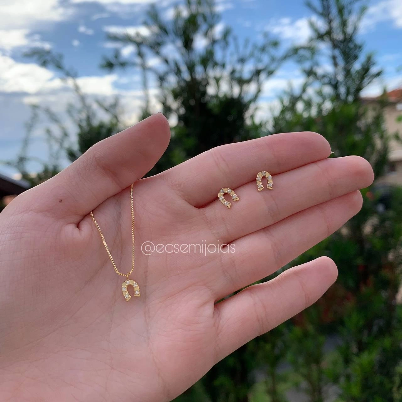 Conjunto de brinco e colar ferradura