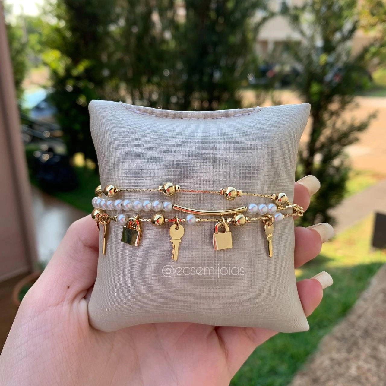 Pulseira infantil 3 correntes com bolas e perolas chave e cadeado - 13 cm + 5 de extensor - banhado a ouro 18k