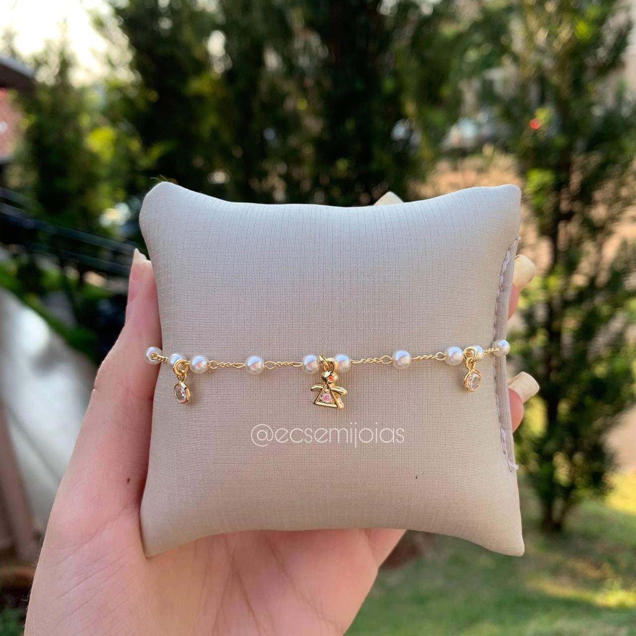 Pulseira infantil perolas e criança pendurada
