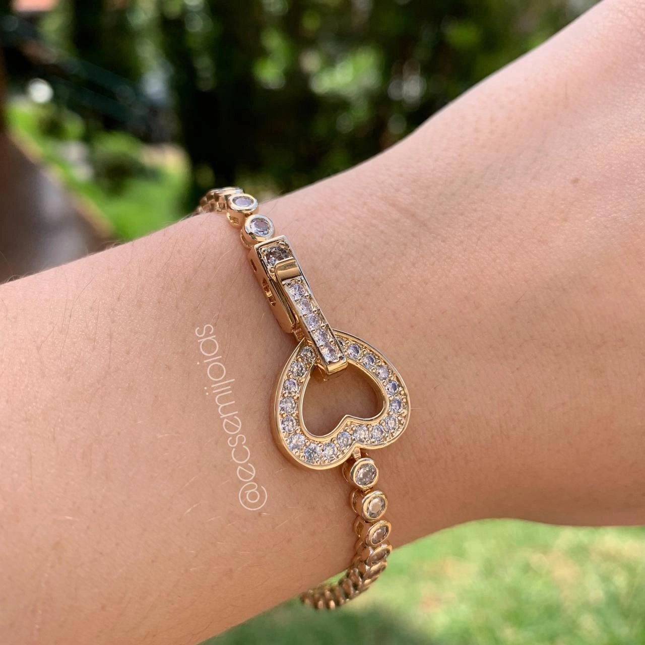 Pulseira chique cravejada com fecho de coração
