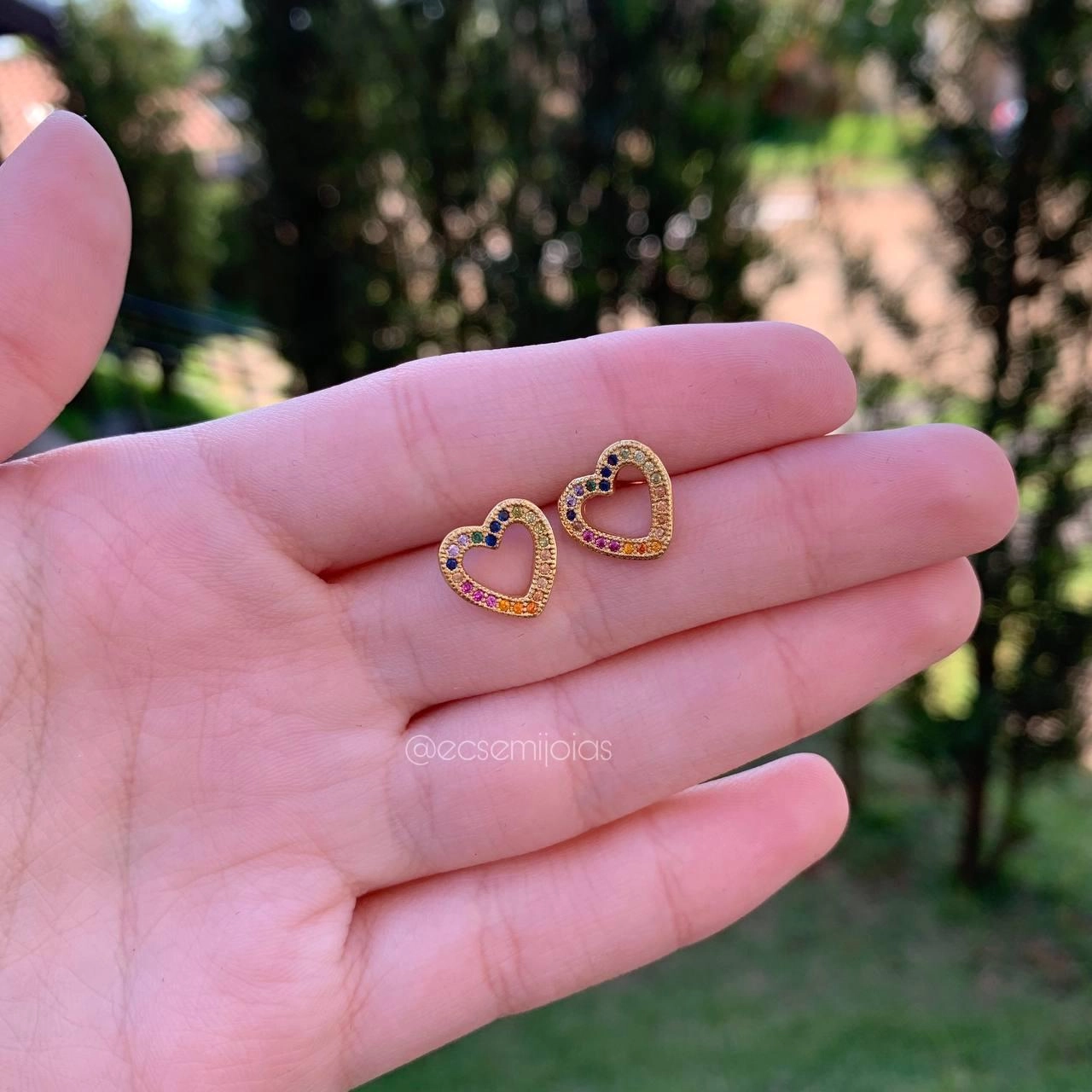 Brinco coração vazado cravejado