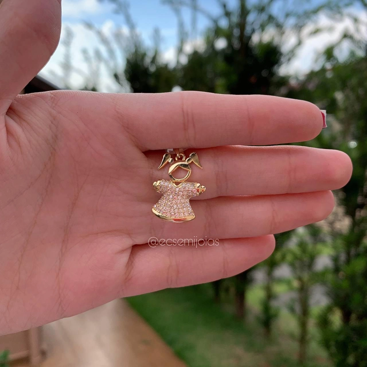 Pingente menina cravejada