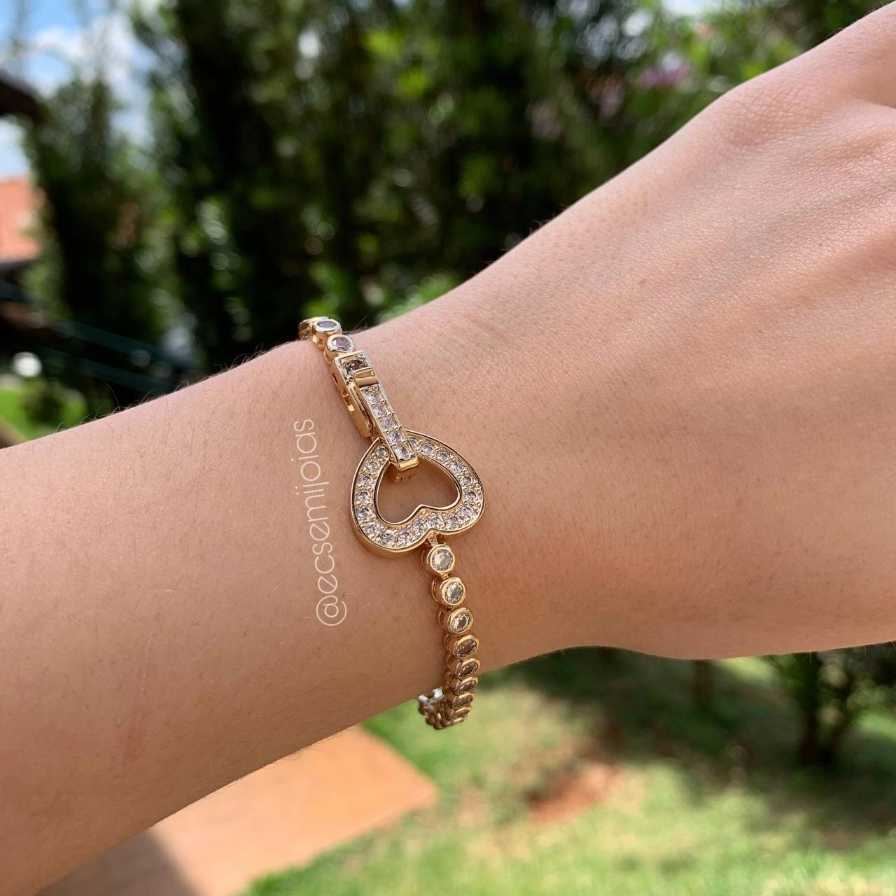 Pulseira chique cravejada com fecho de coração