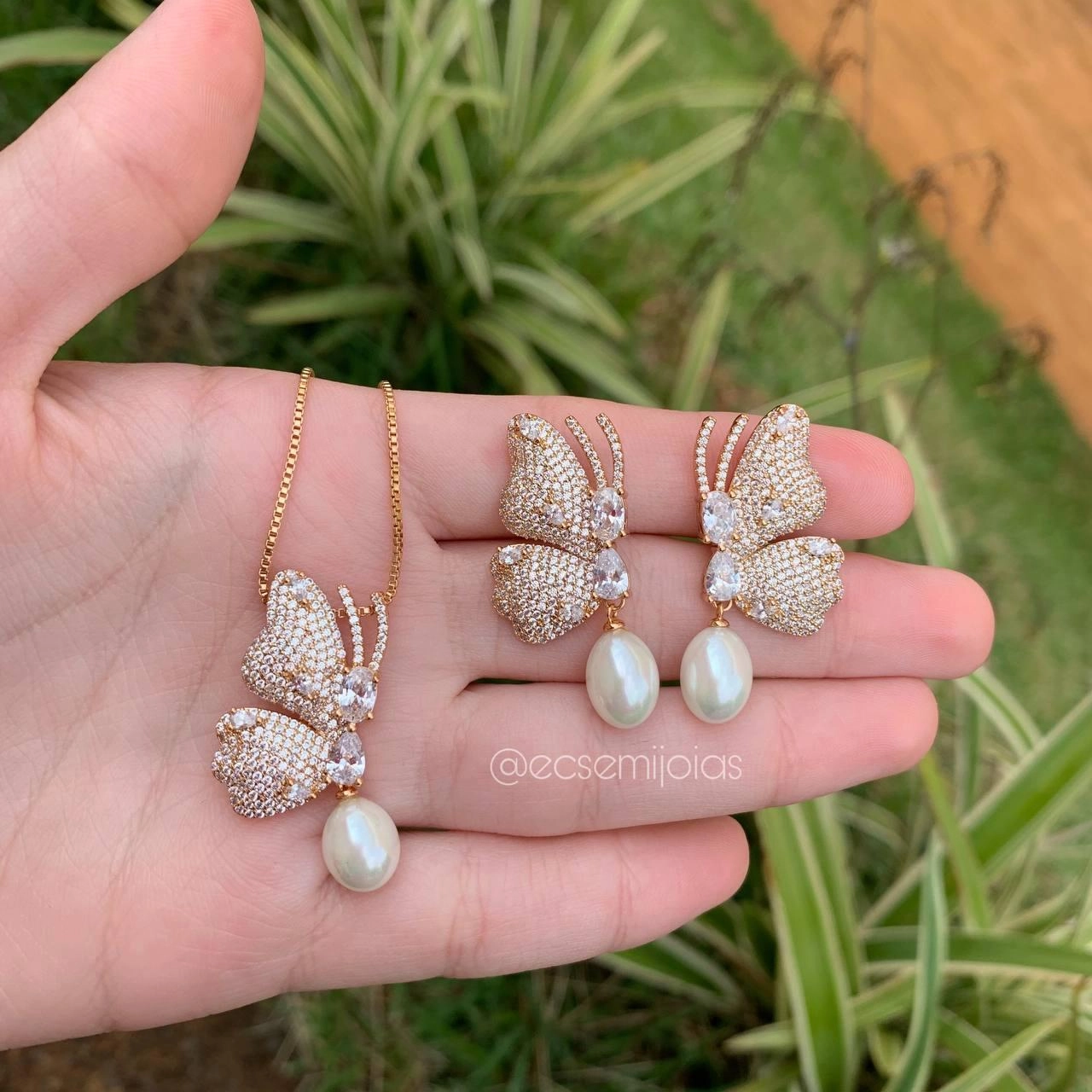 Conjunto de brinco e colar borboleta cravejada com perola pendurada