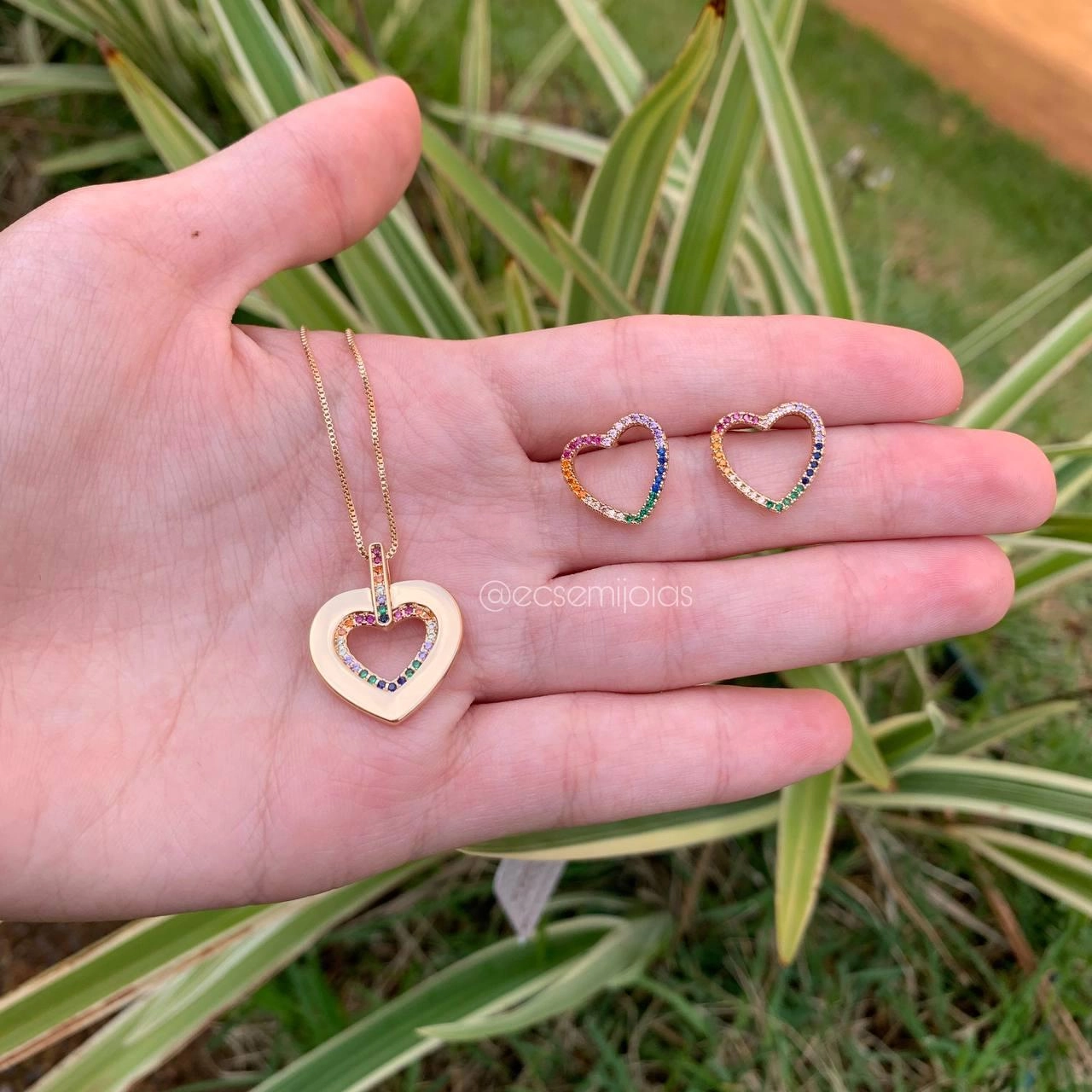 Conjunto de brinco e colar coração vazado cravejado em volta