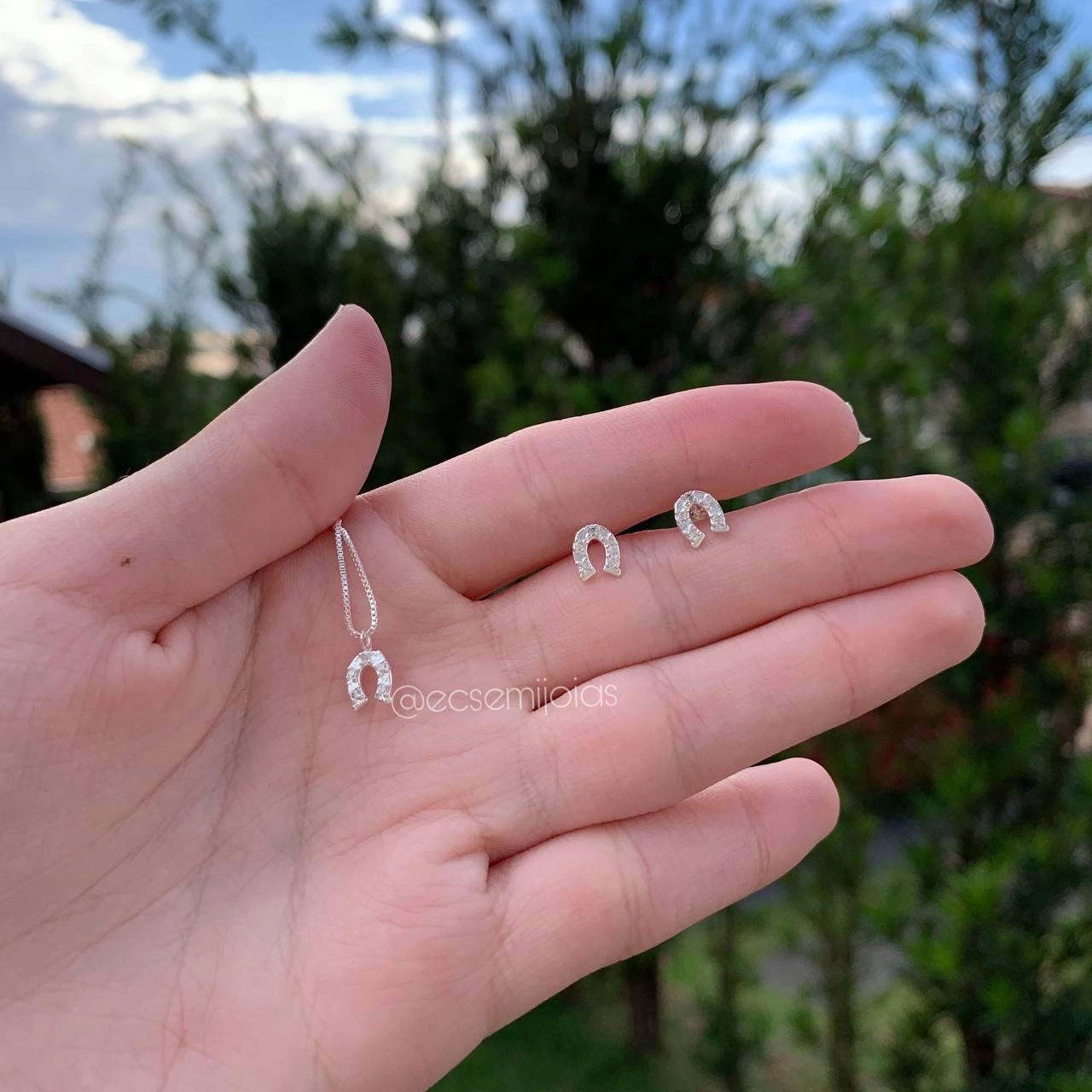 Conjunto de brinco e colar ferradura