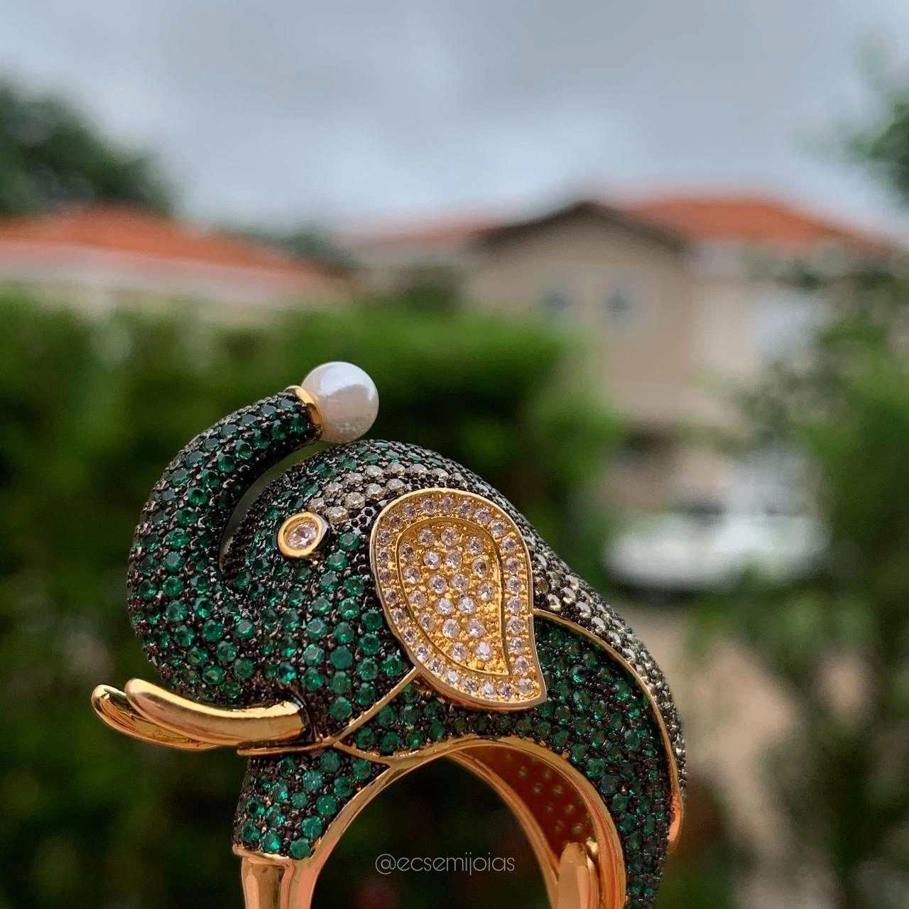Anel de elefante cravejado com zircônias esmeralda, branca e amarela, com pérola na ponta da tromba - banhado a ouro 18k (Tamanho Ajustável)