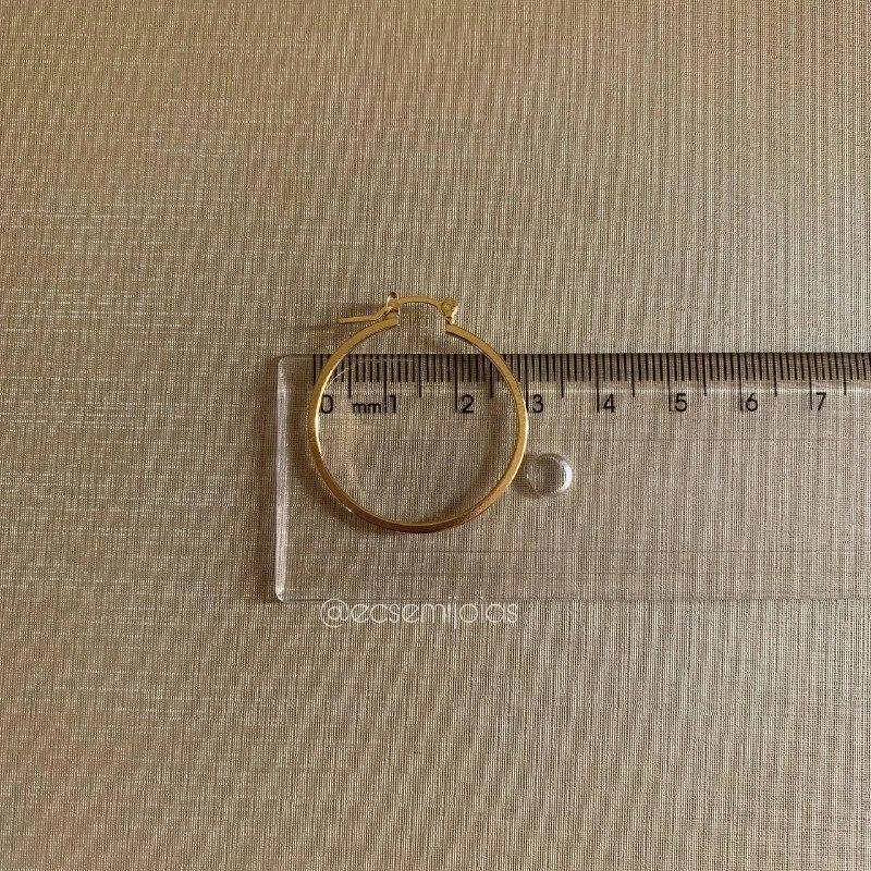 Argola com tranqueta 3cm de diâmetro 15mm de espessura- banhado a ouro 18k