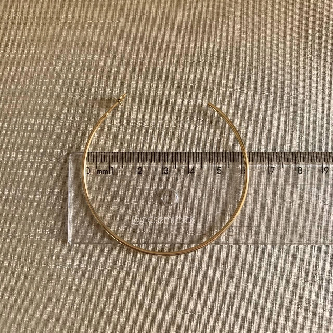 Meia argola lisa 6cm de diâmetro 1,5 mm de espessura - banhado a ouro 18k