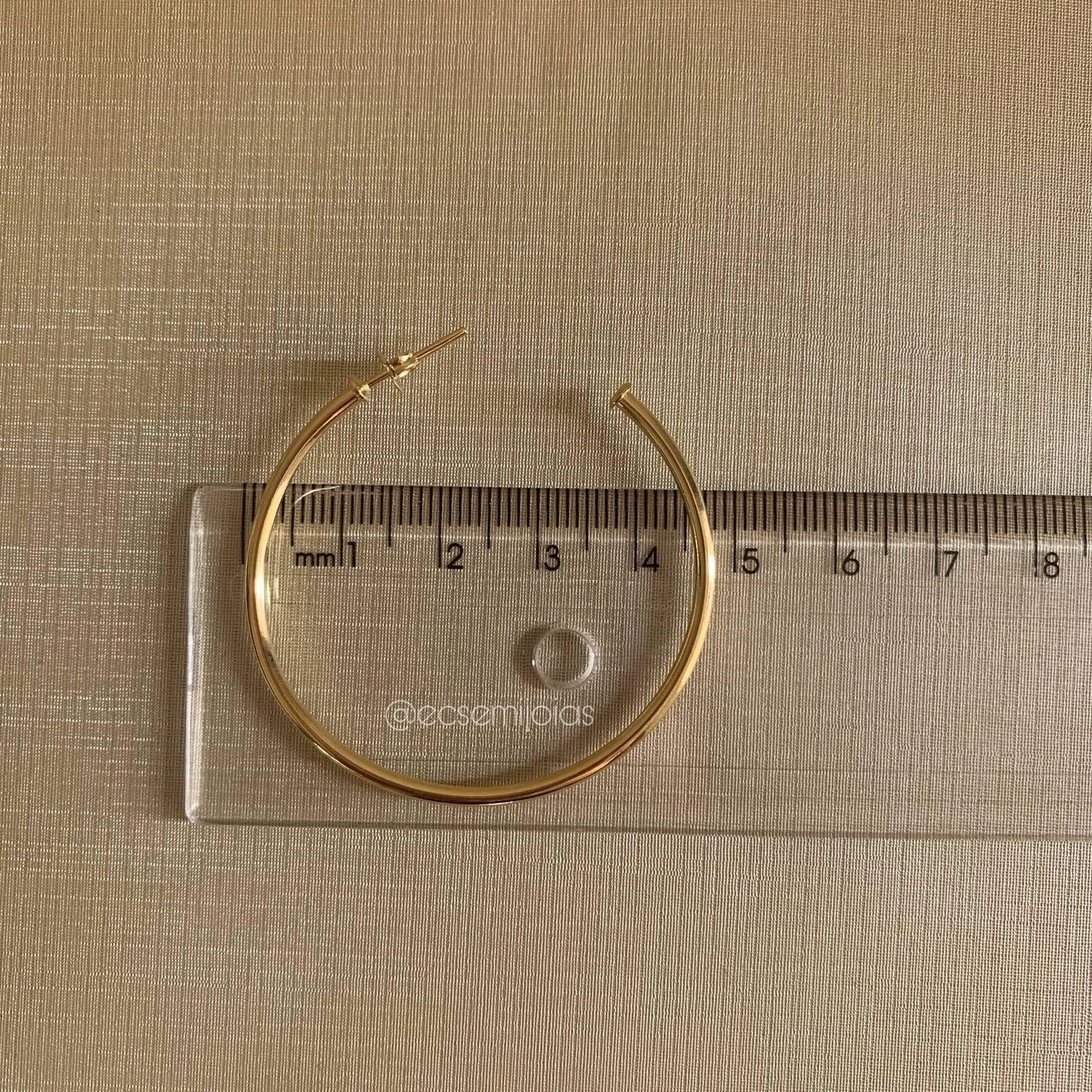Meia argola lisa tubolar  4,5 cm de diâmetro 2 mm de espessura - banhado a ouro 18k