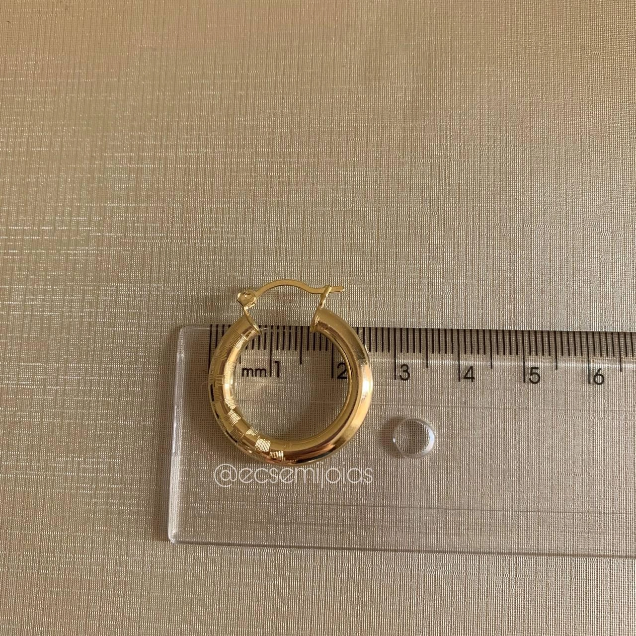 Argola tubular trabalhada na frente 2cm de diâmetro- 4mm  de espessura- banhado a ouro 18k