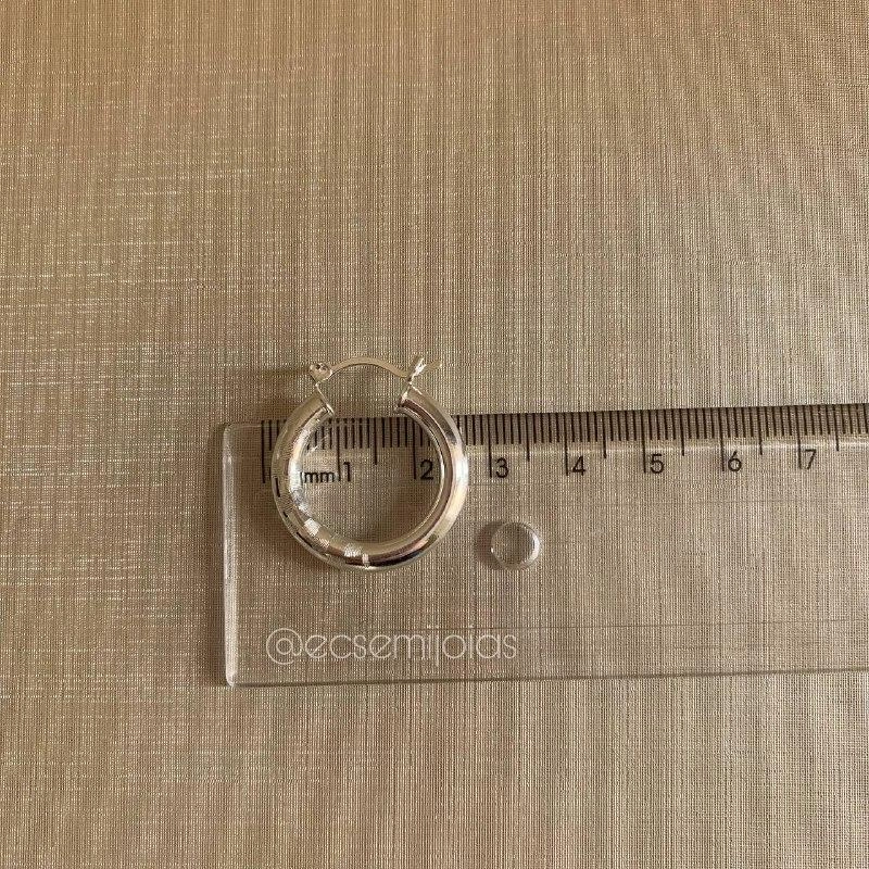 Argola tubular trabalhada na frente 2cm de diâmetro- 4mm  de espessura- banhado a prata 925