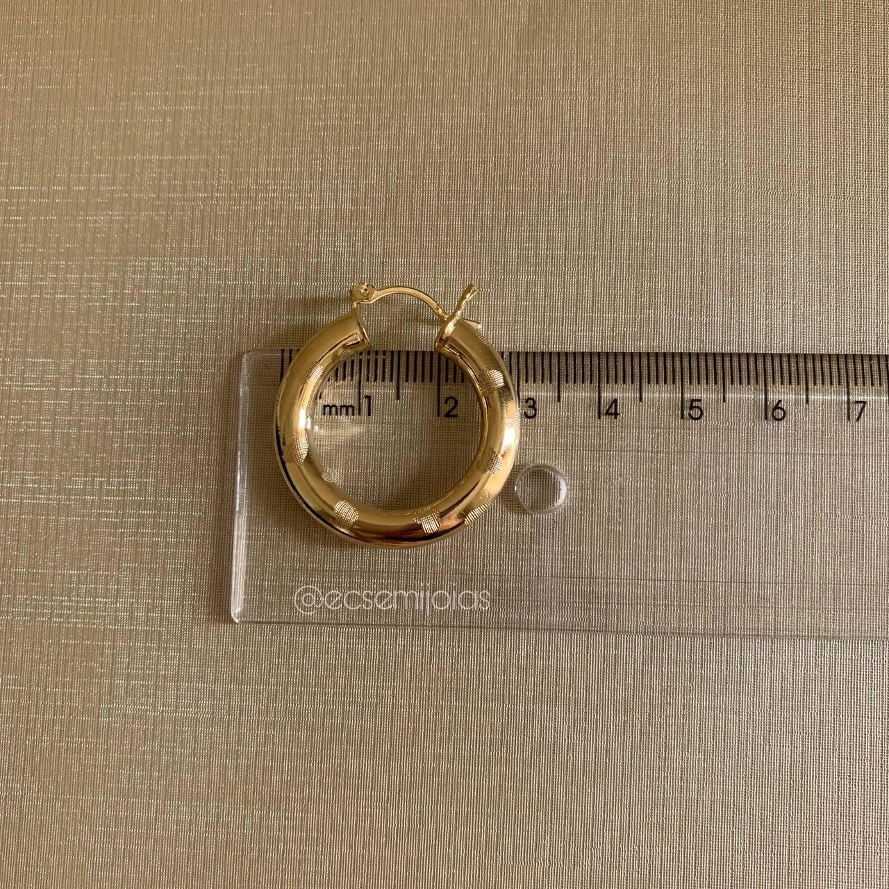 Argola tubular trabalhada com coração diamantado 3 cm de diâmetro - 5mm de espessura- banhado a ouro 18k