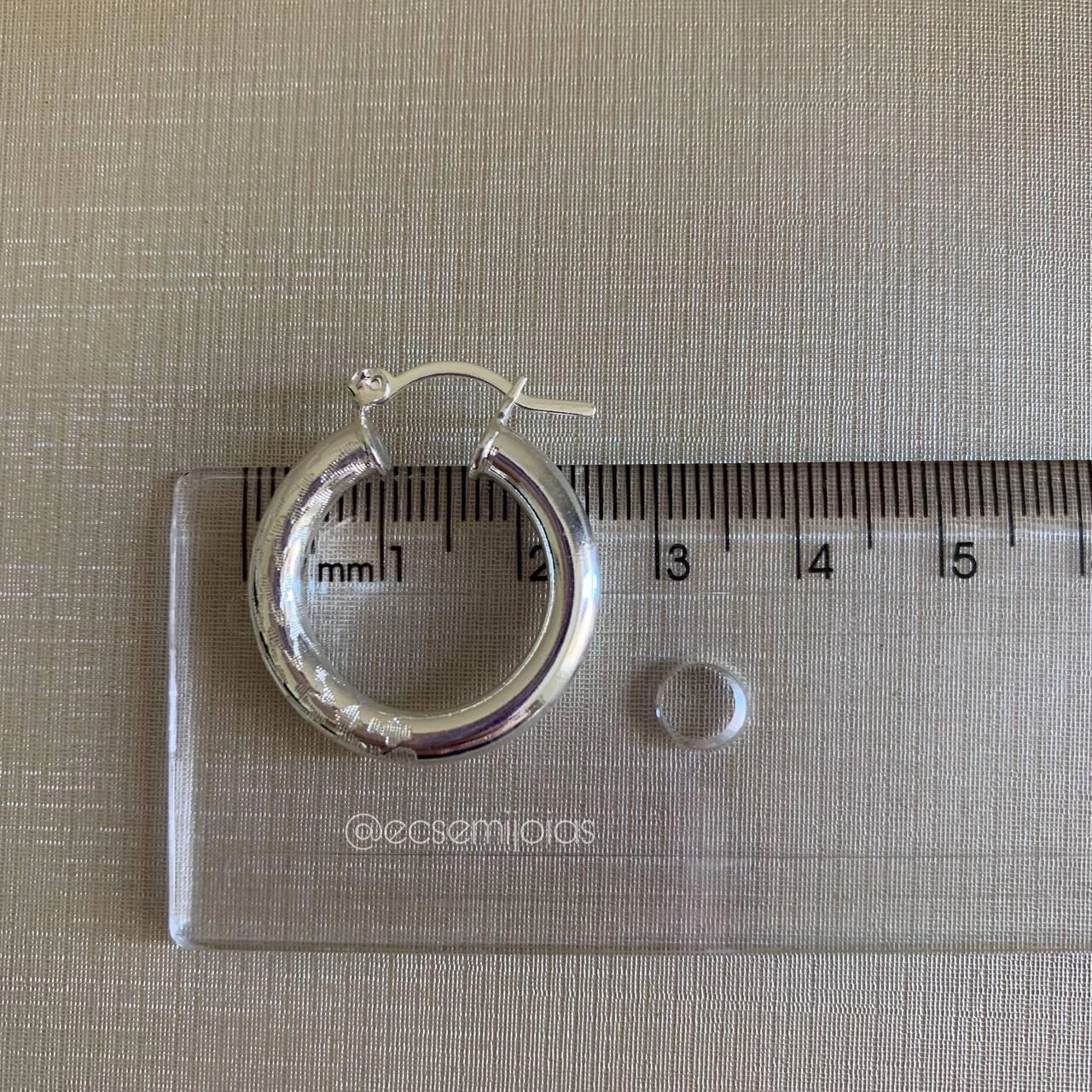 Argola tubular trabalhada diamantado flecha - banhado a prata 925