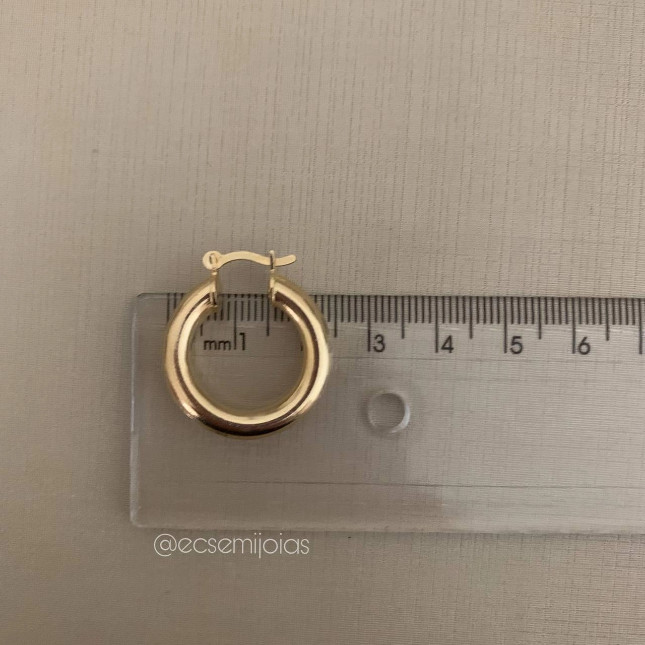 Argola tubular diamantada caracol oval  2cm de diâmetro 6mm de espessura - banhado a ouro 18k