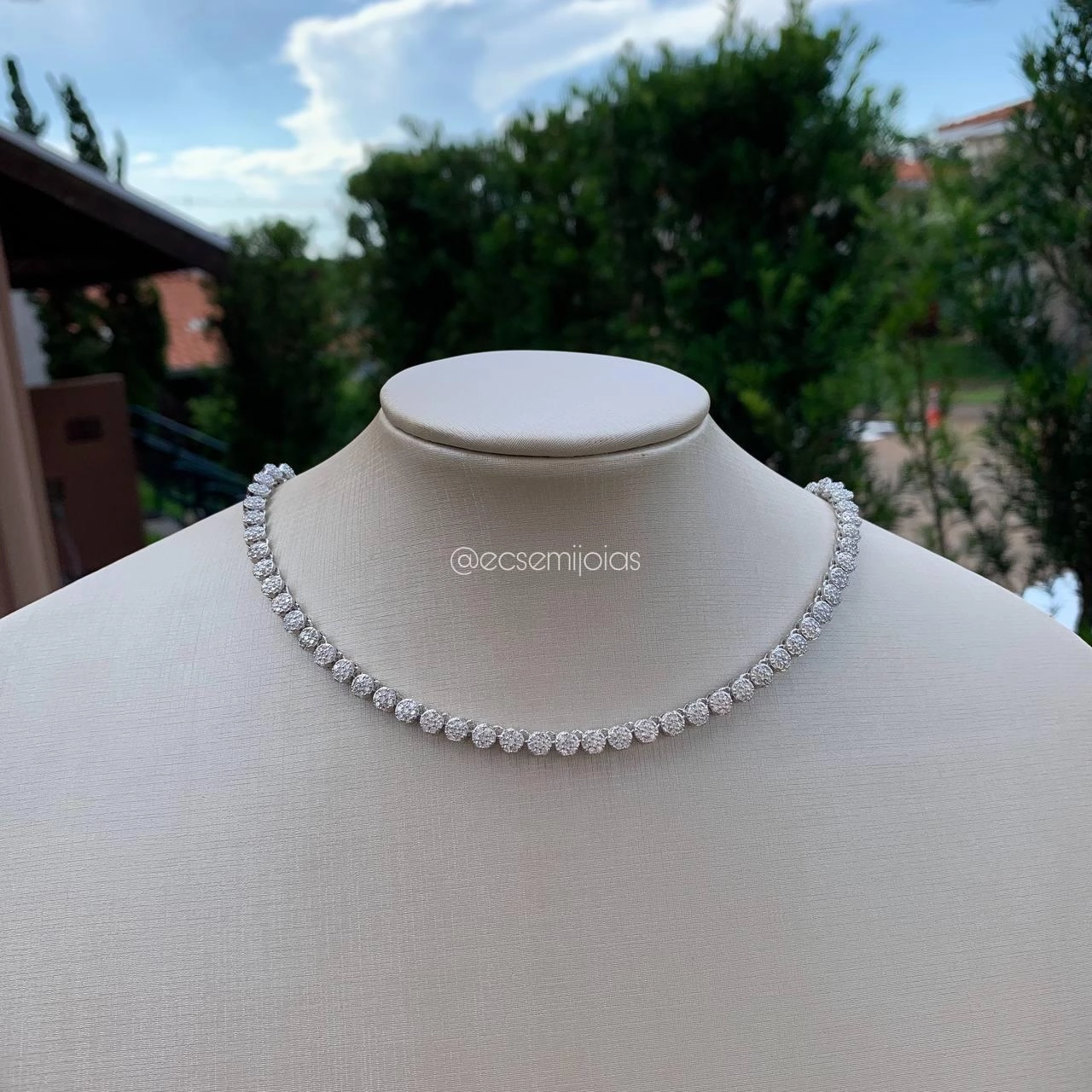Colar riviera de florzinhas cravejadas - banhado a ródio branco