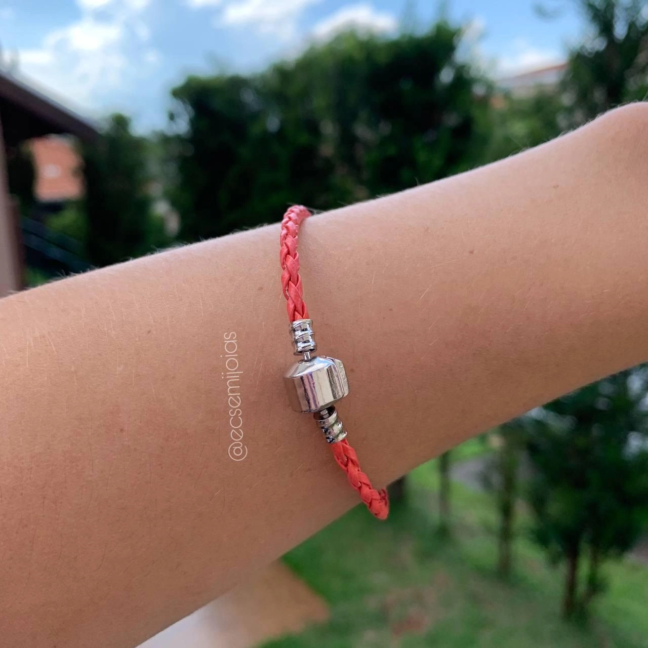 Pulseira de couro com fecho