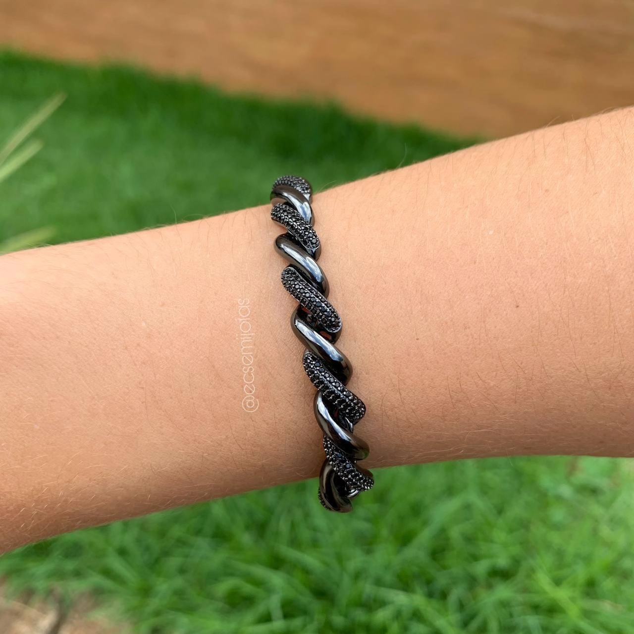 Conjunto brinco, anel e pulseira entrelaçado cravejado ròdio negro com zircônia negra