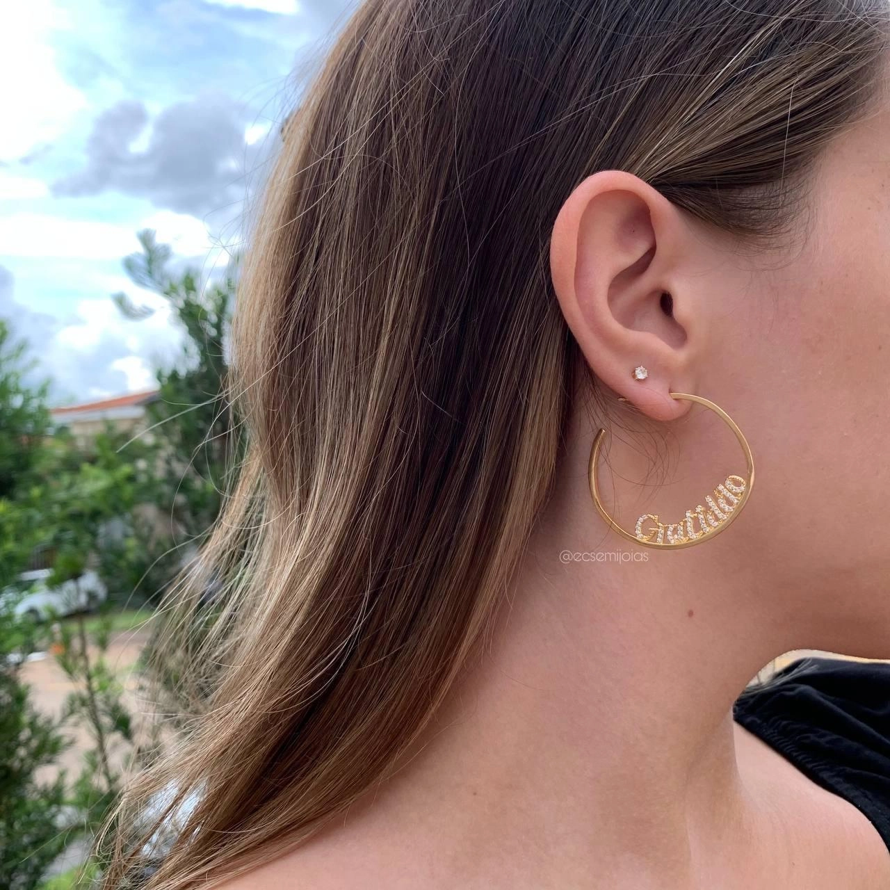 Brinco meia argola com gratidão cravejado- banhado a ouro 18k