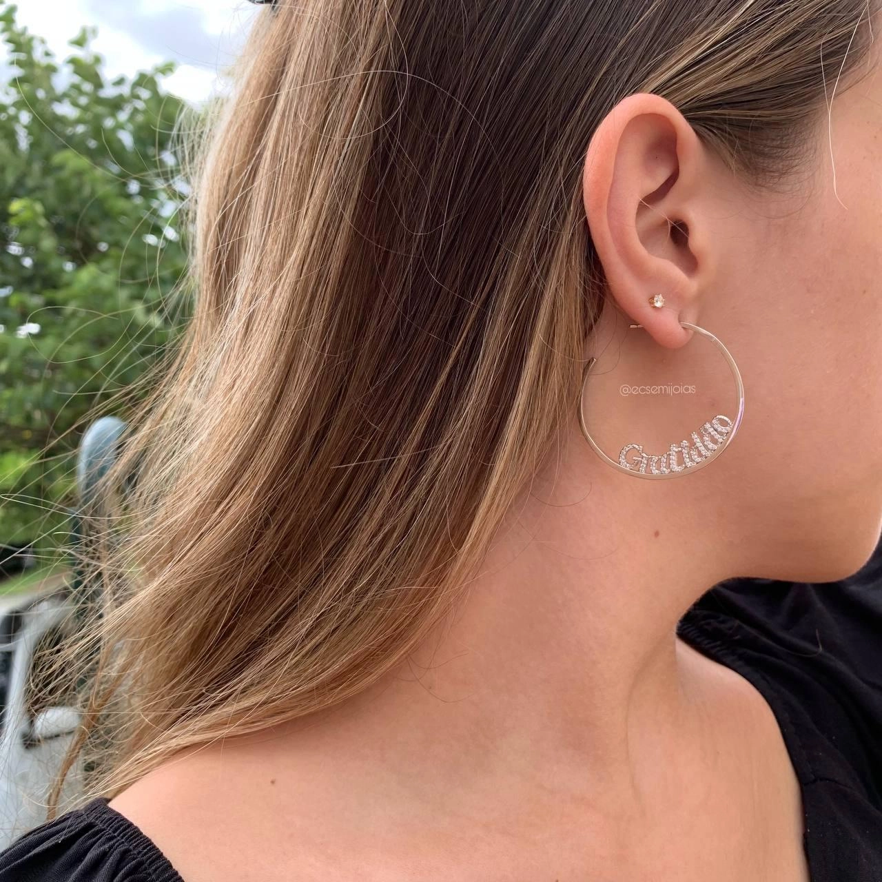 Brinco meia argola com gratidão cravejado- banhado a ródio branco