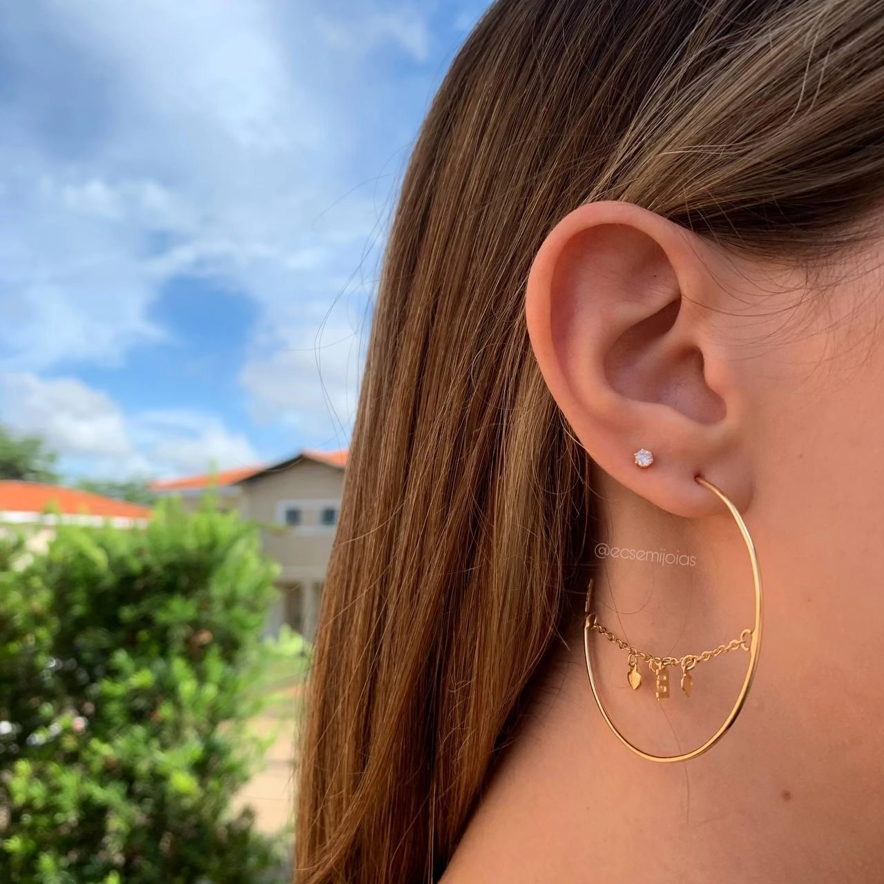 Brinco meia argola grande tubolar fina com corrente 2 corações e fé- banhado a ouro 18k