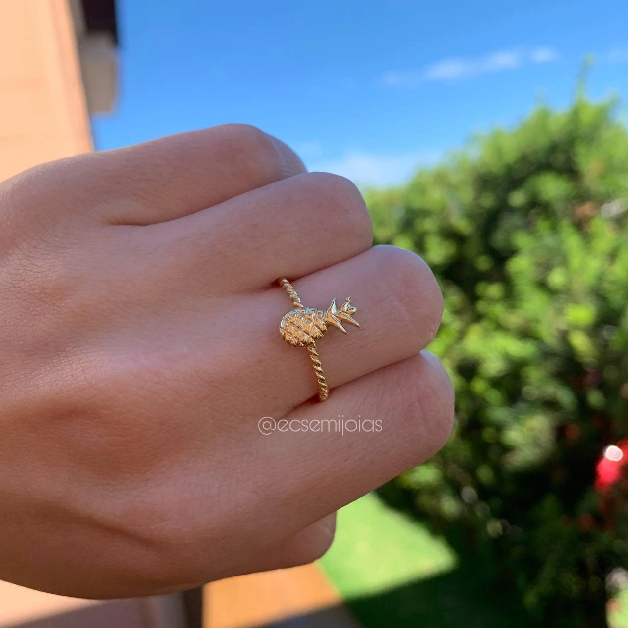 Anel abacaxi pequeno com aro torcido- banhado a ouro 18k